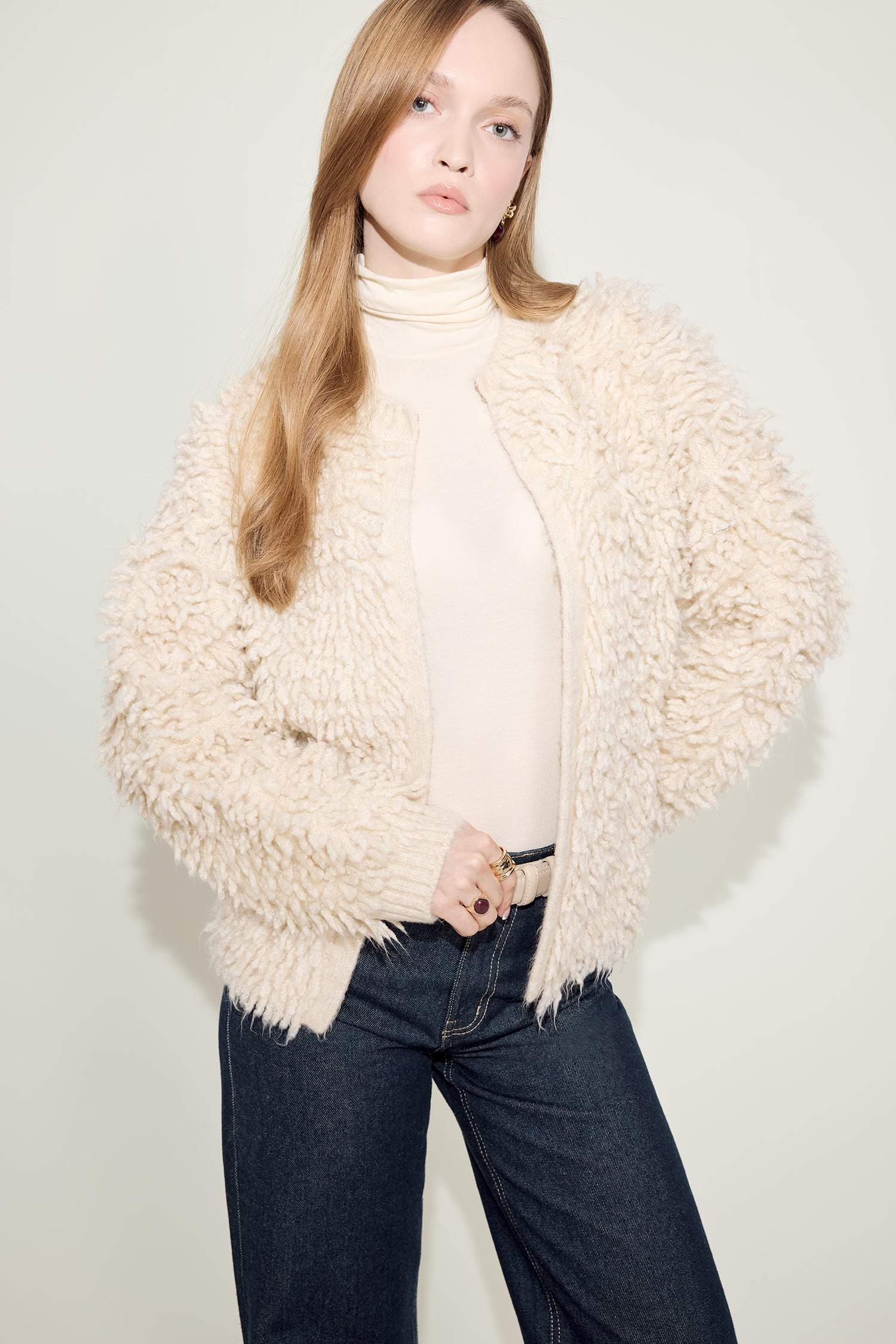 جاكيت تريكو قصة عادية بياخة مستديرة