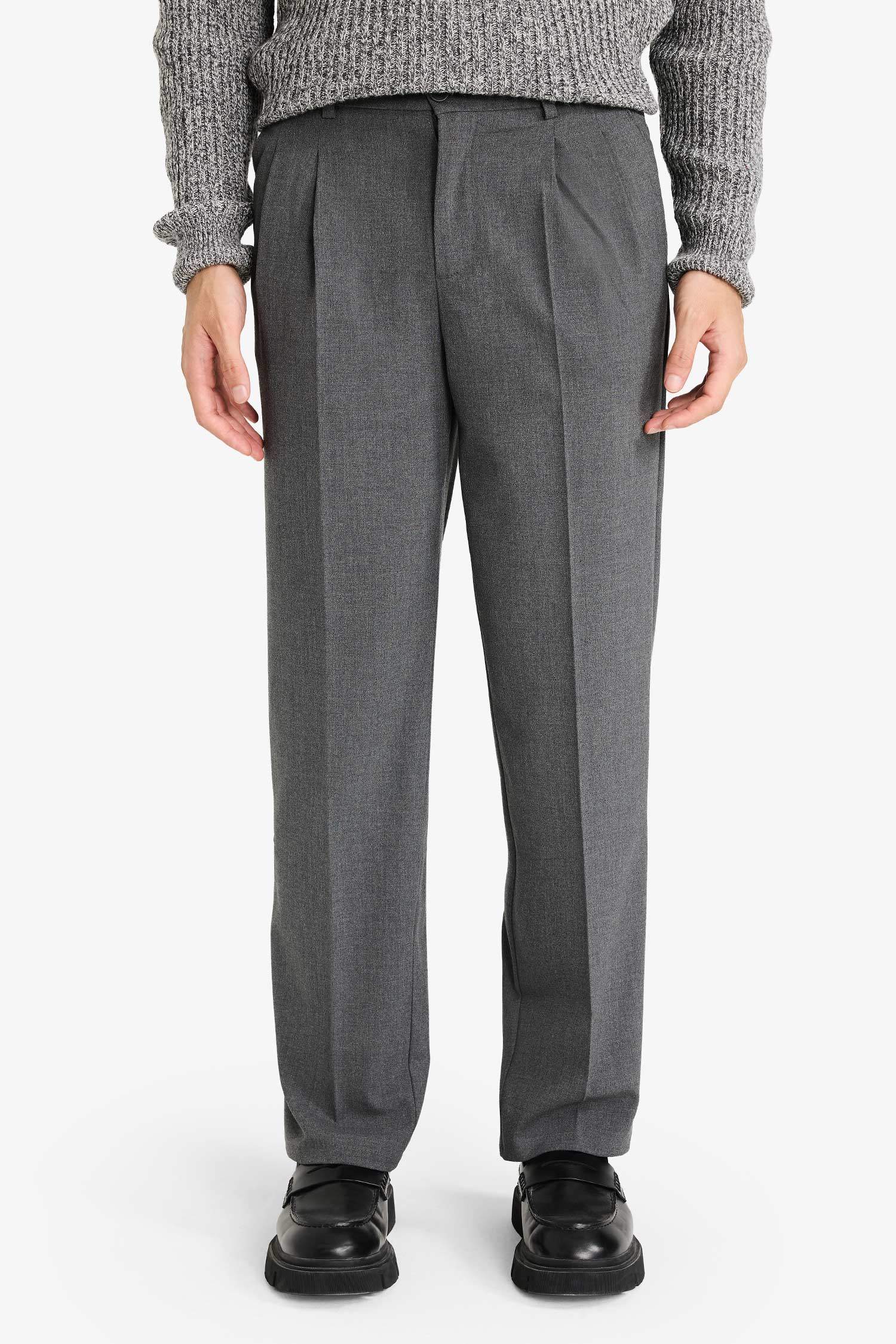 بنطلون برجل عادي