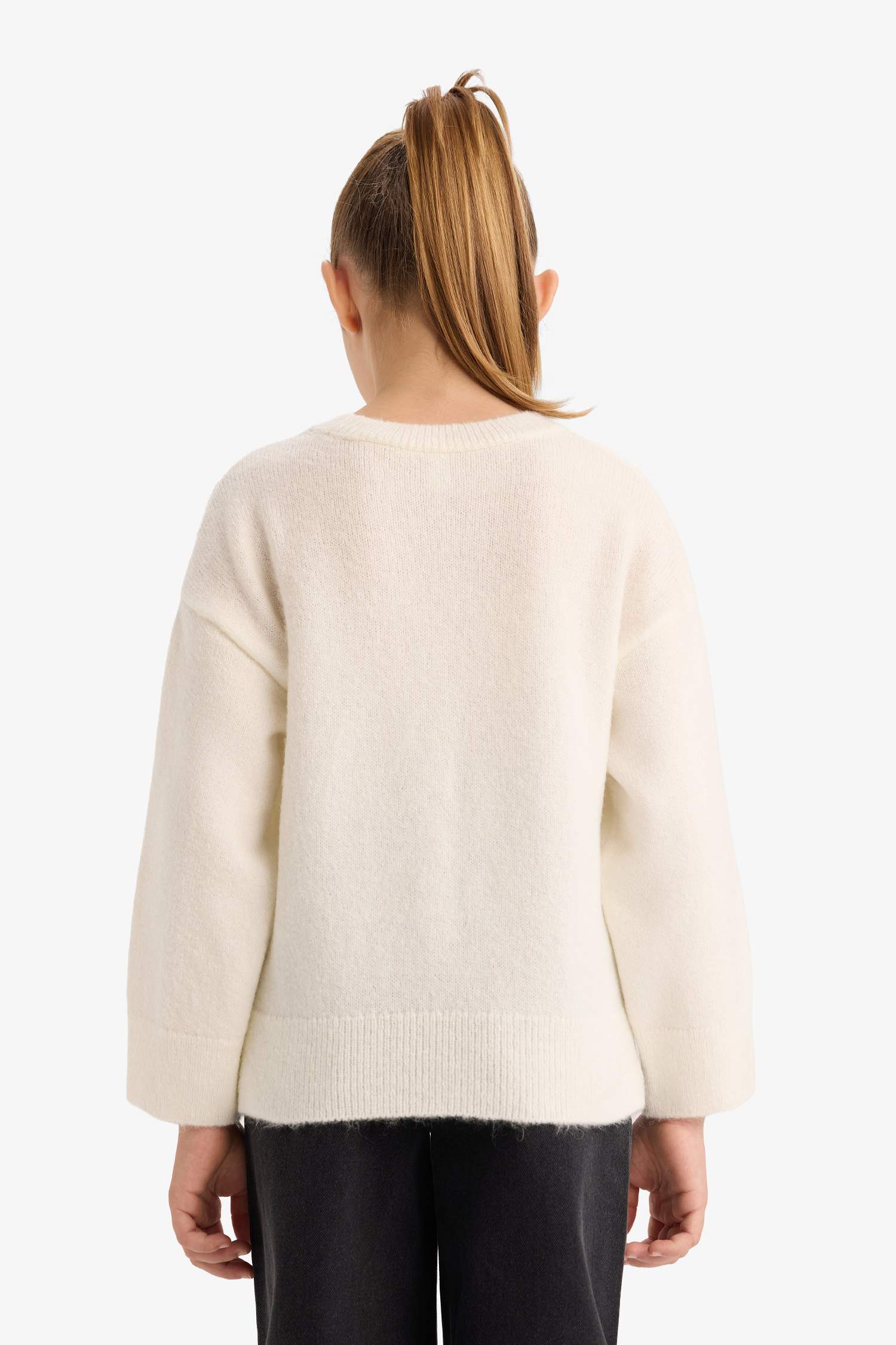 بلوز صوف بناتي مطرز قصة عادية بياخة مستديرة