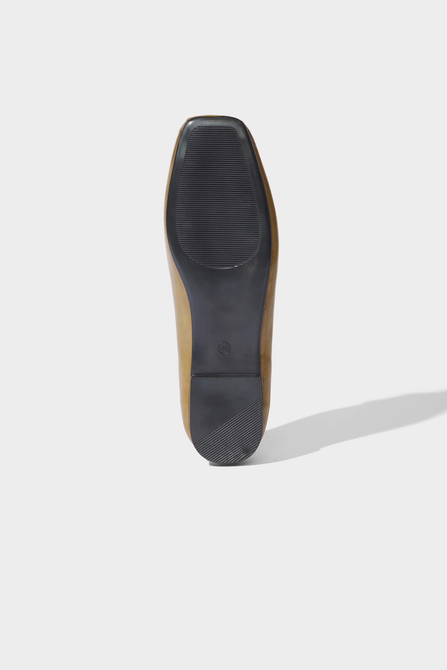 حذاء فلات بكعب مسطح