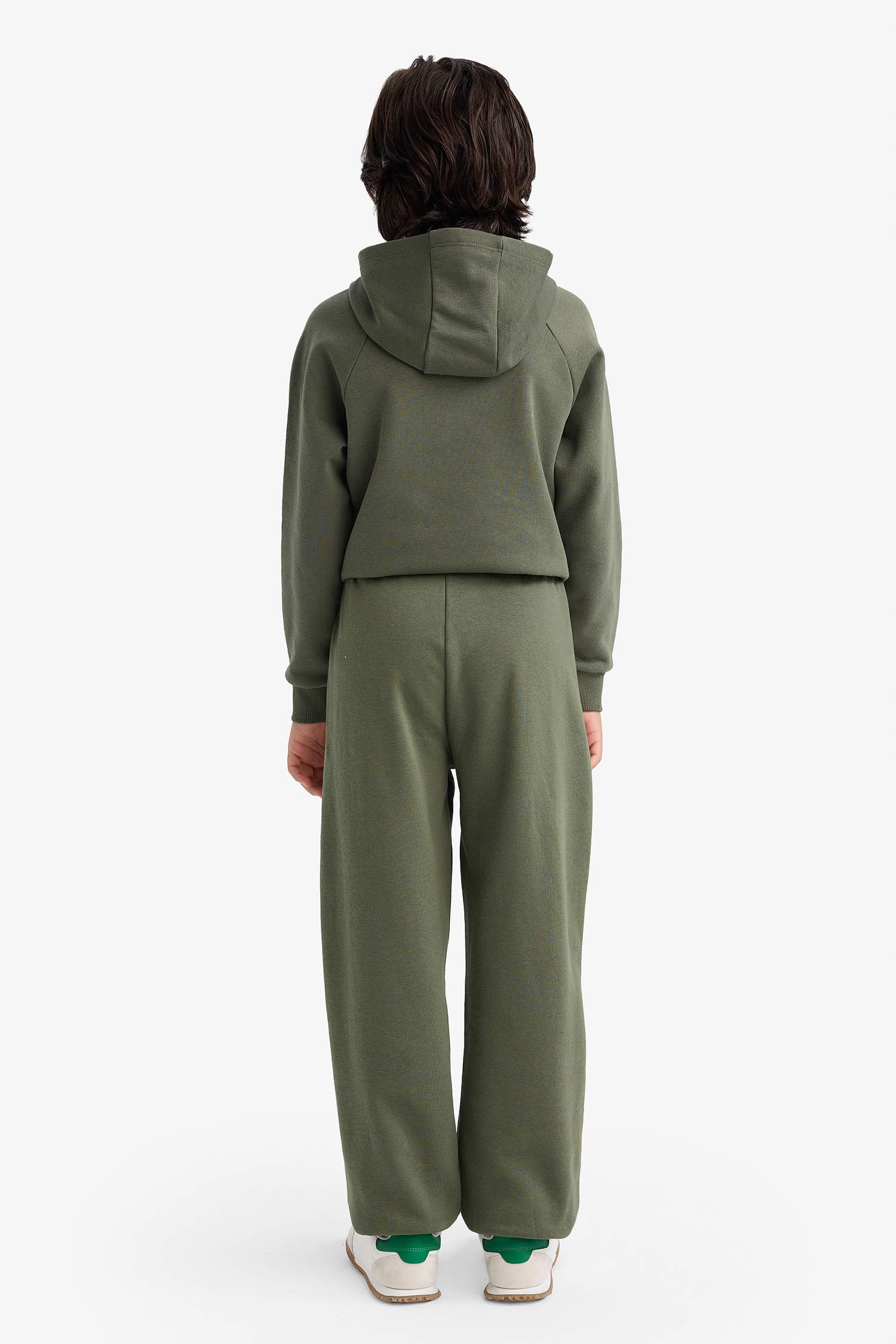 بنطرون كارجو فيت ولادي بطبعة شعار قماش تقيل