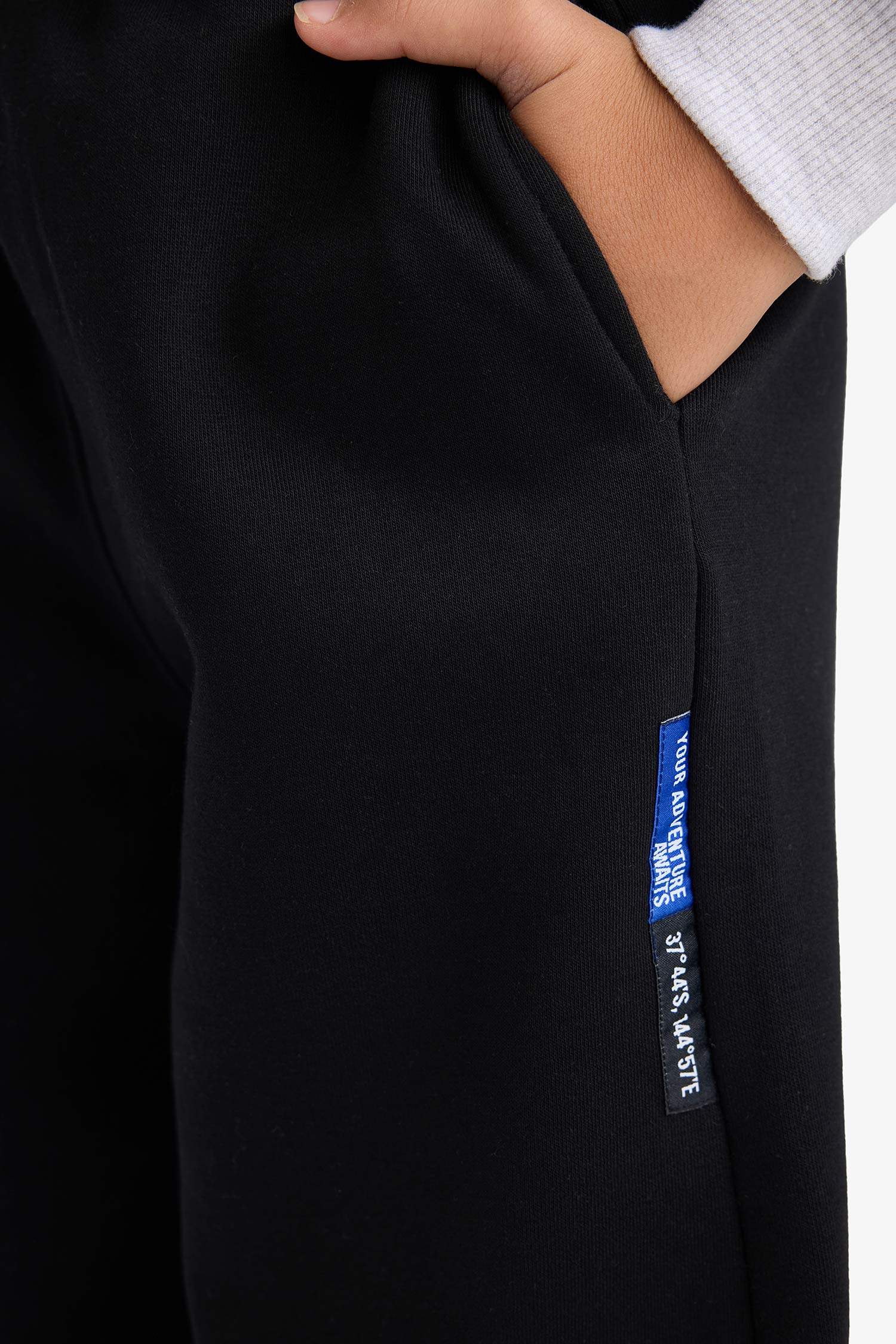 بنطرون ولادي بطبعة شعار اوفر سايز قماش تقيل