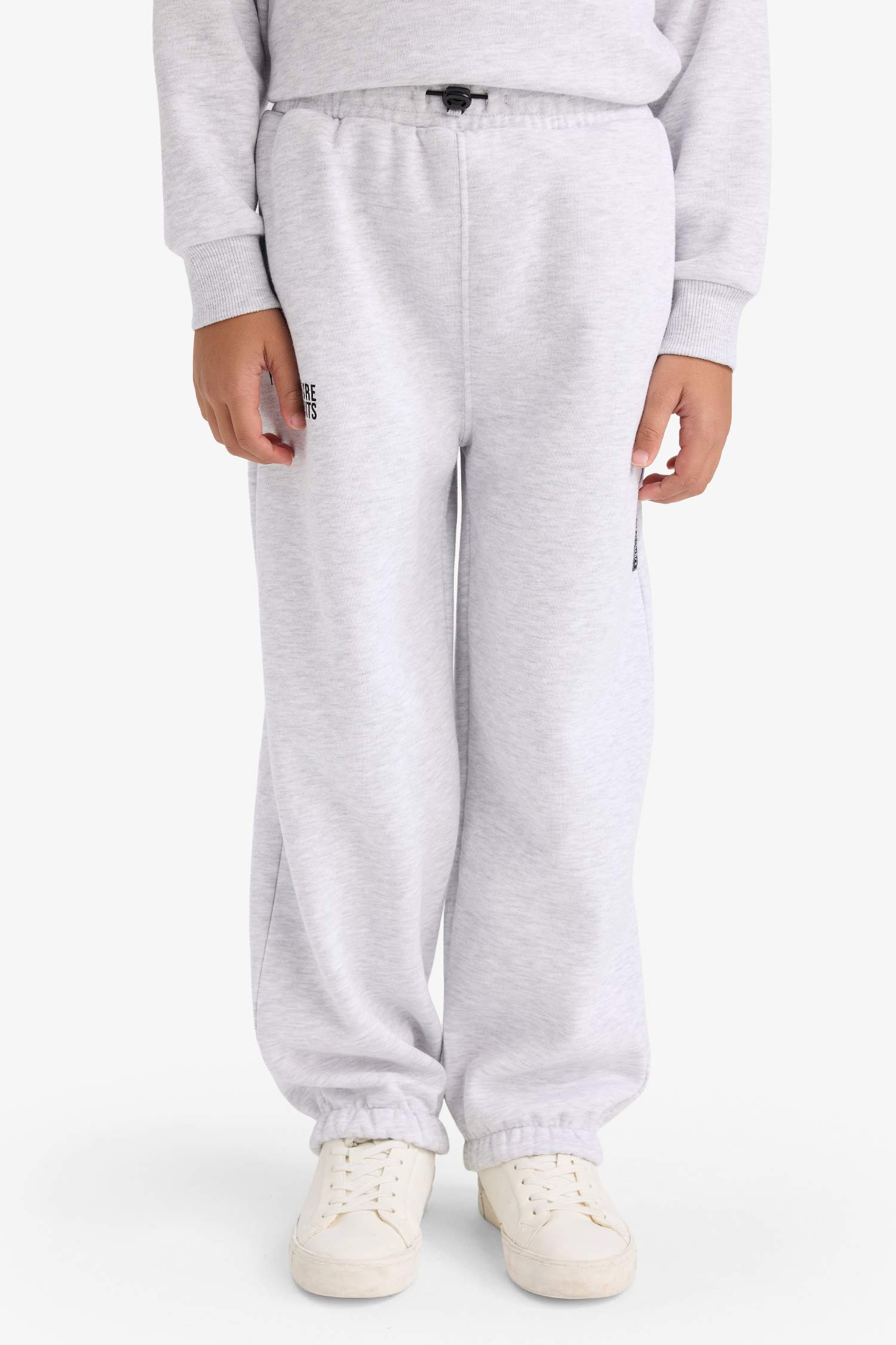 بنطرون ولادي بطبعة شعار اوفر سايز قماش تقيل