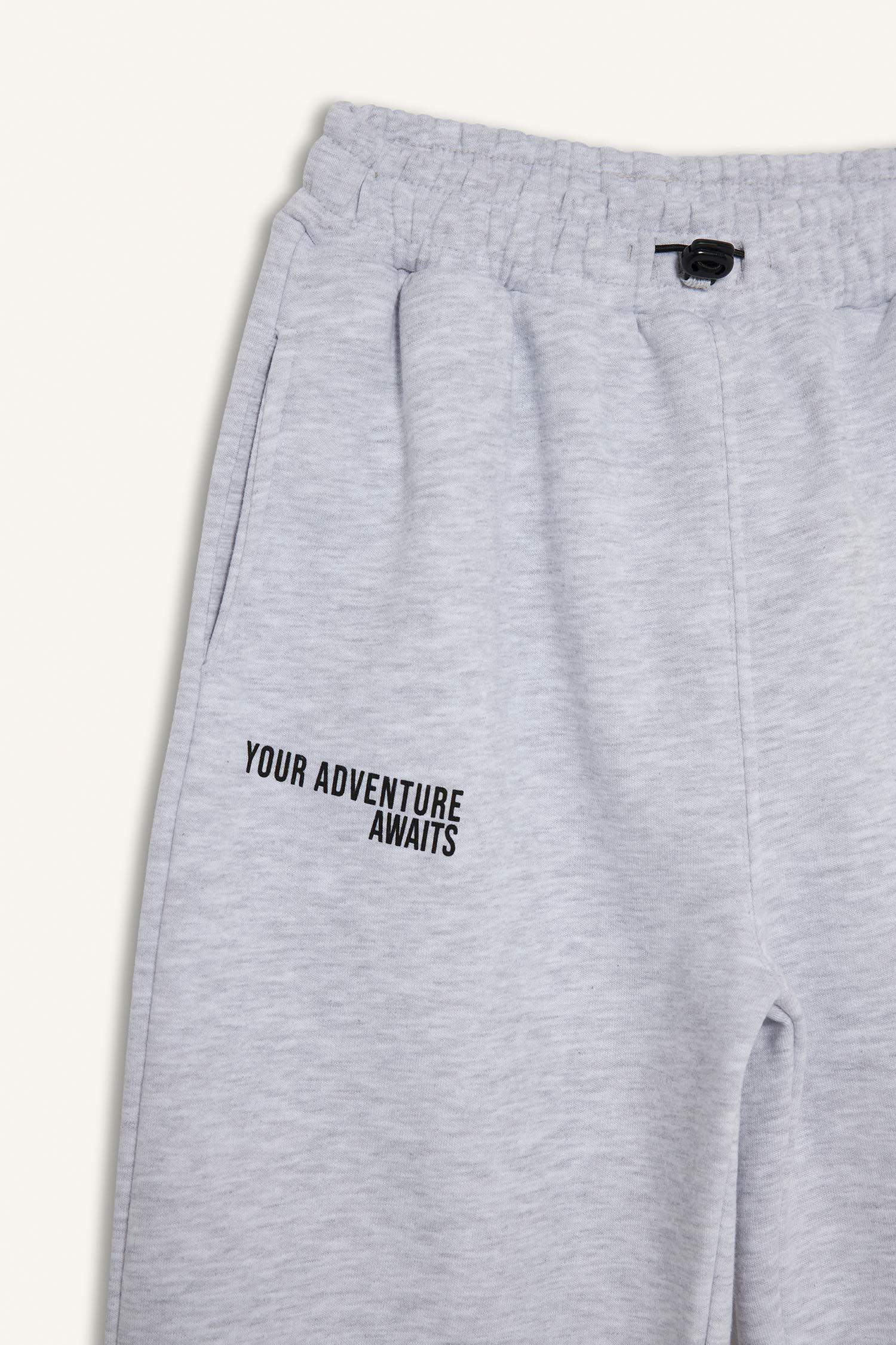 بنطرون ولادي بطبعة شعار اوفر سايز قماش تقيل