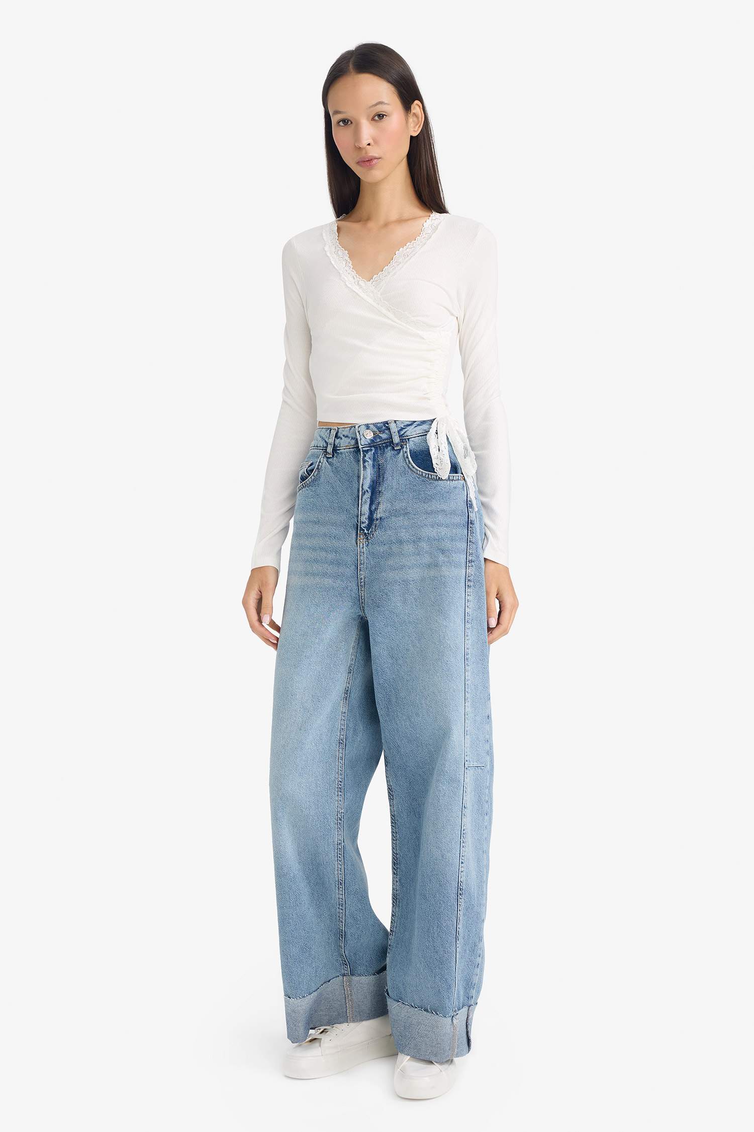 Fitted V Yaka Dantel Detaylı Uzun Kollu Tişört