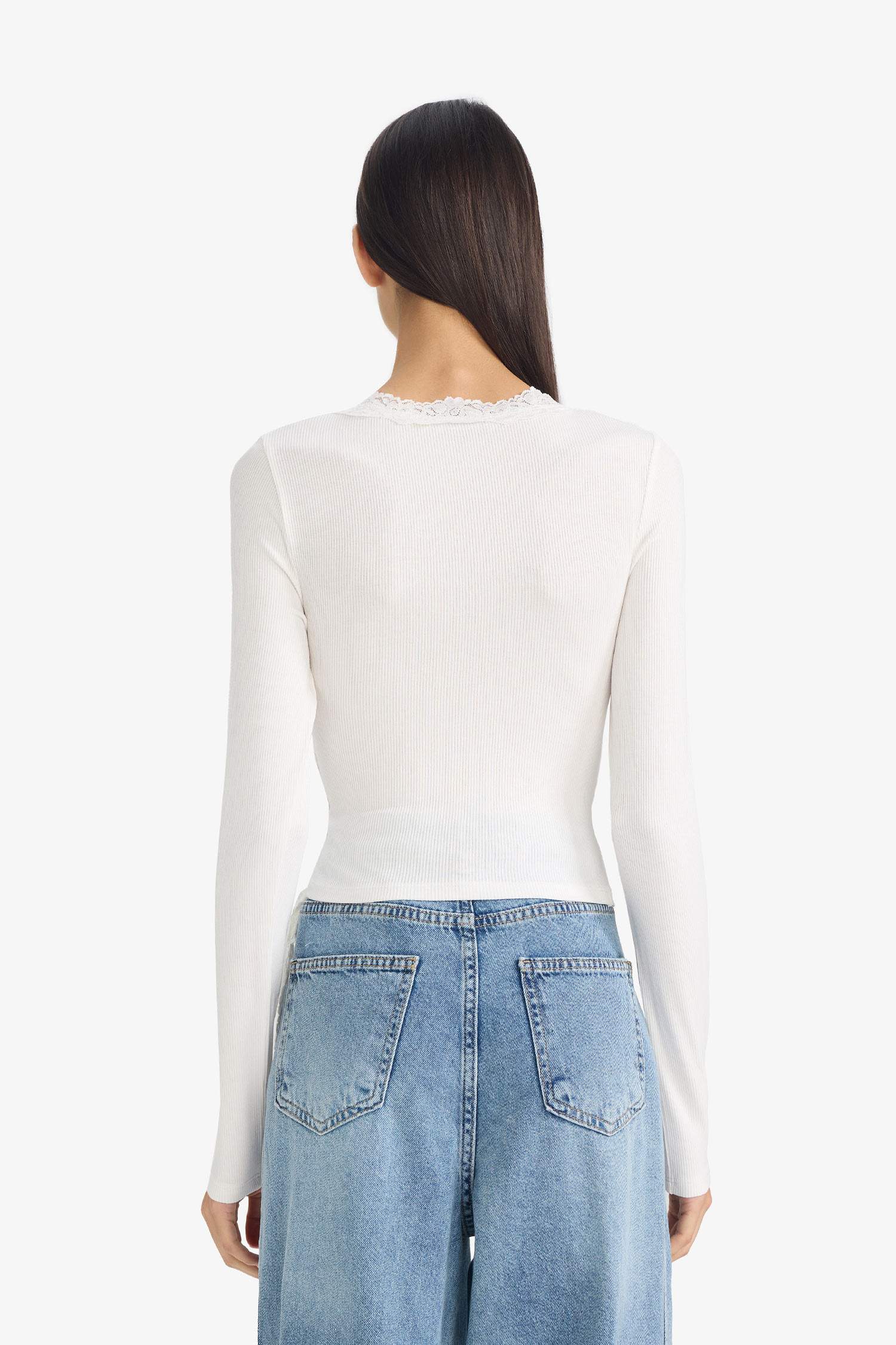 Fitted V Yaka Dantel Detaylı Uzun Kollu Tişört