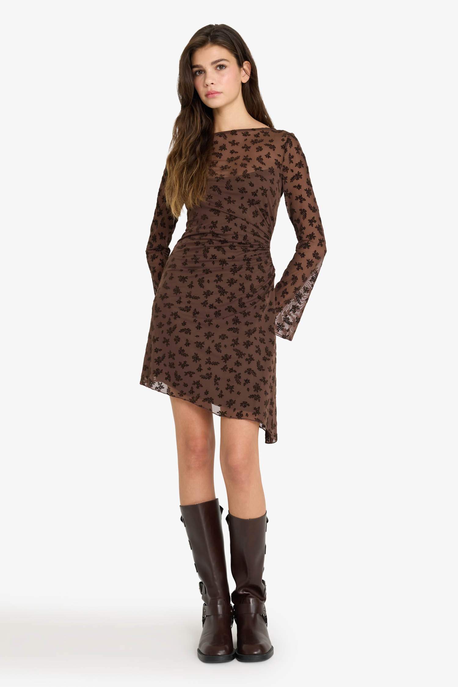 Kayık Yaka Dantel Detaylı Tül Uzun Kollu Mini Elbise