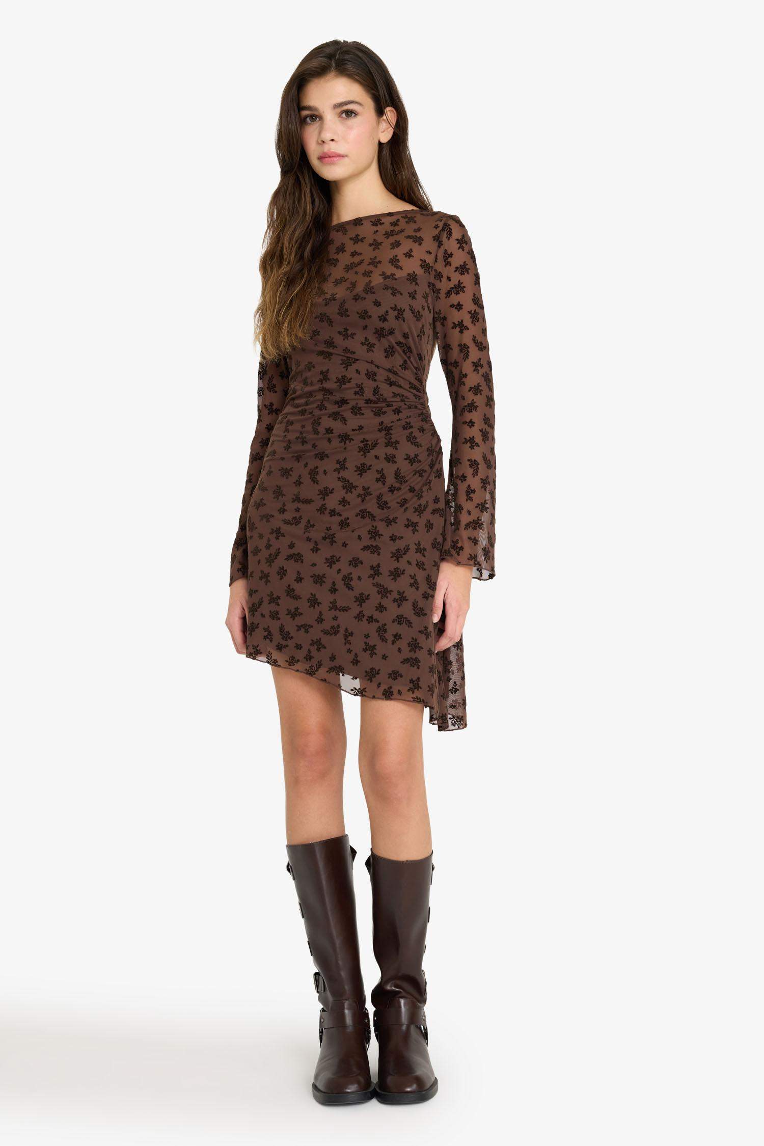 Kayık Yaka Dantel Detaylı Tül Uzun Kollu Mini Elbise