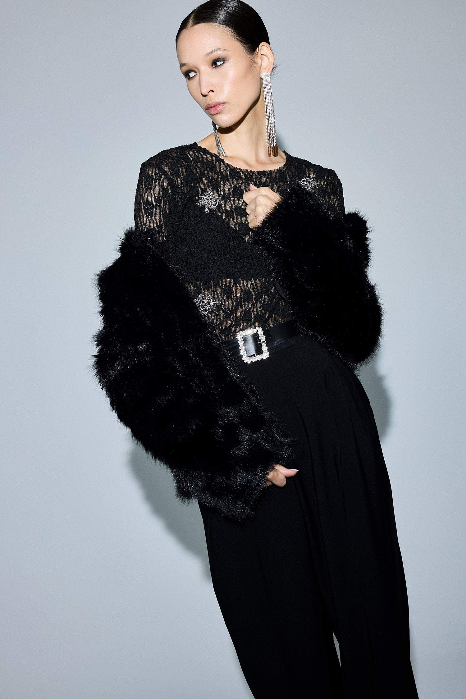 تيشيرت دانتيل ردن طويل سليم فيت وياخة مستديرة