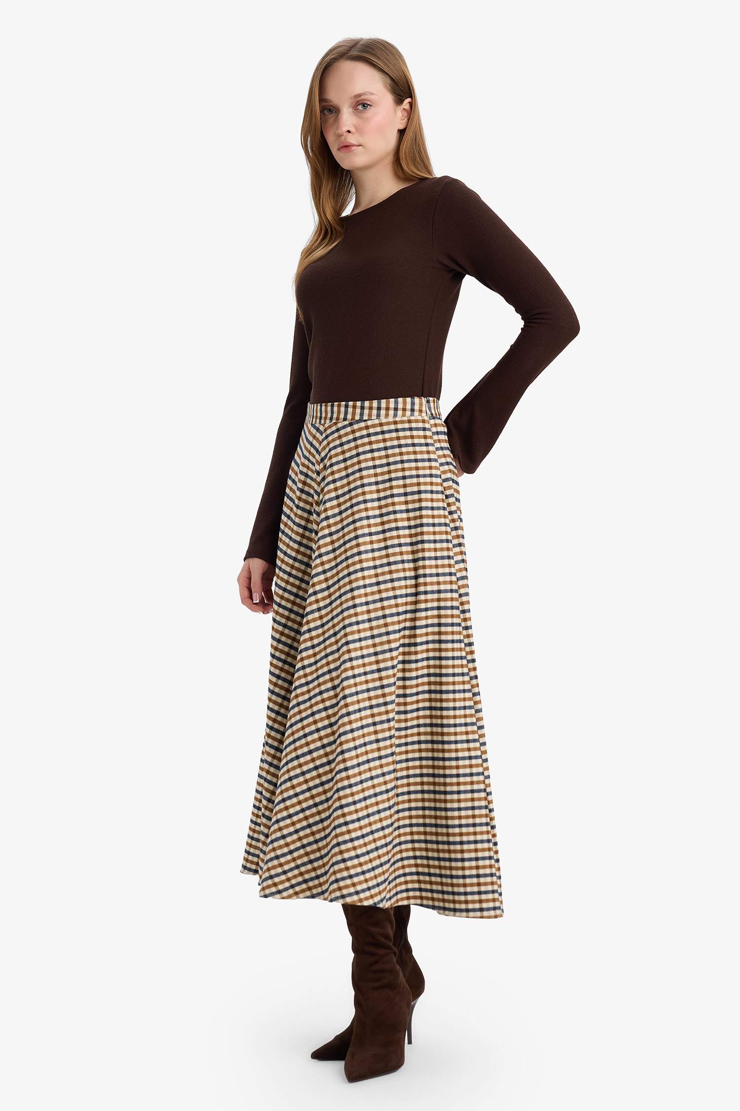 تنورة ميدي كاروهات بقصة A