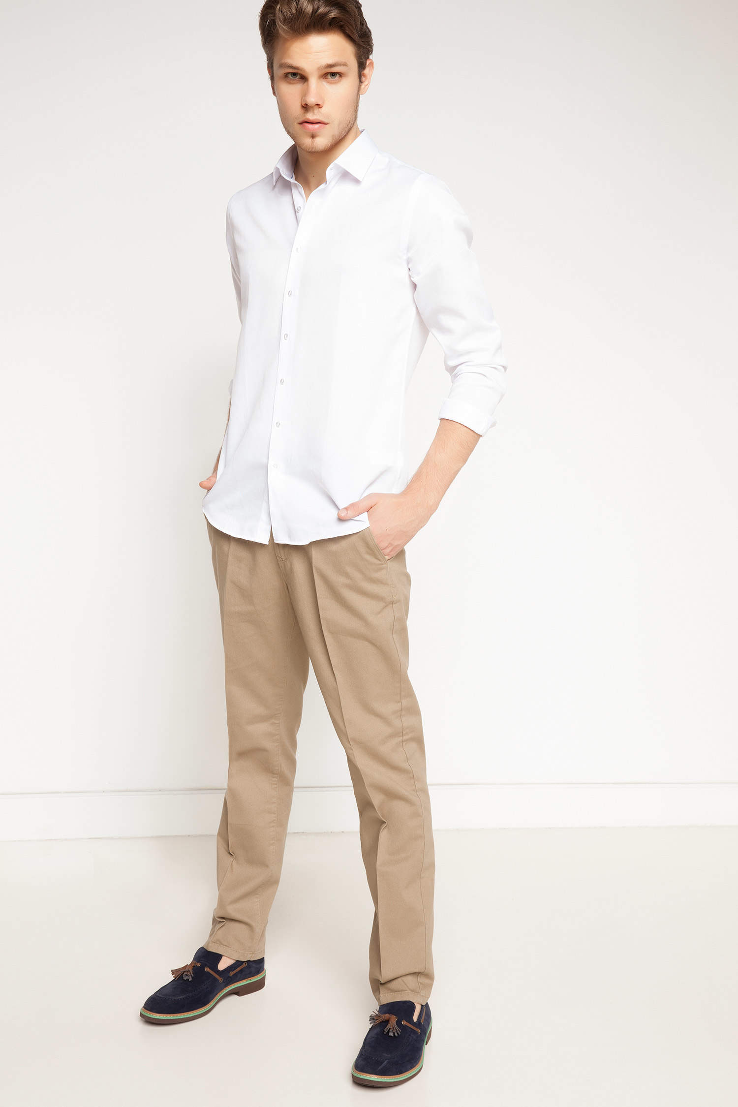 Бежевые брюки и белая рубашка мужская