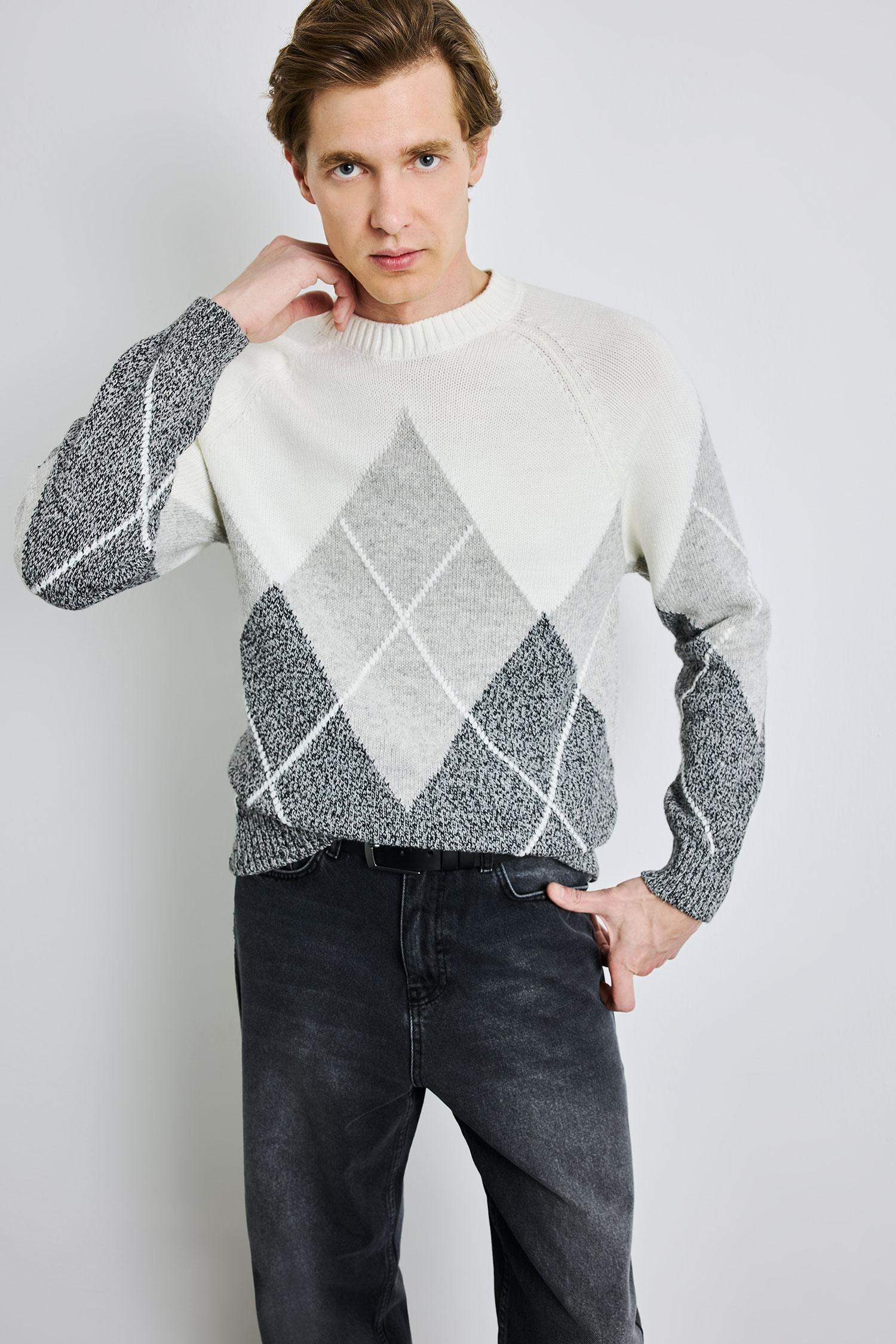 Standart Fit Bisiklet Yaka Baklava Desenli Triko Kazak