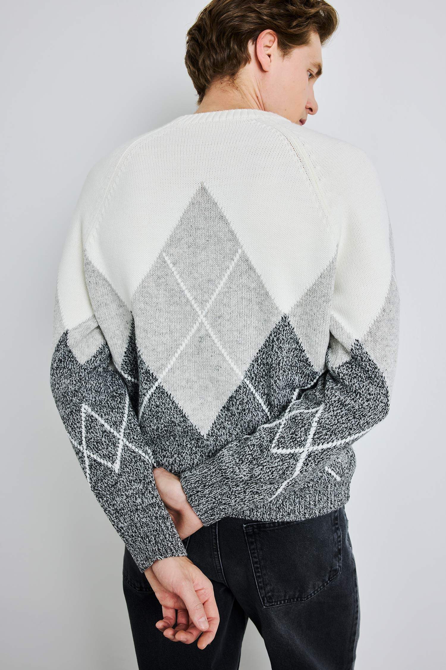 بلوز تريكو قصة عادية وياخة مستديرة