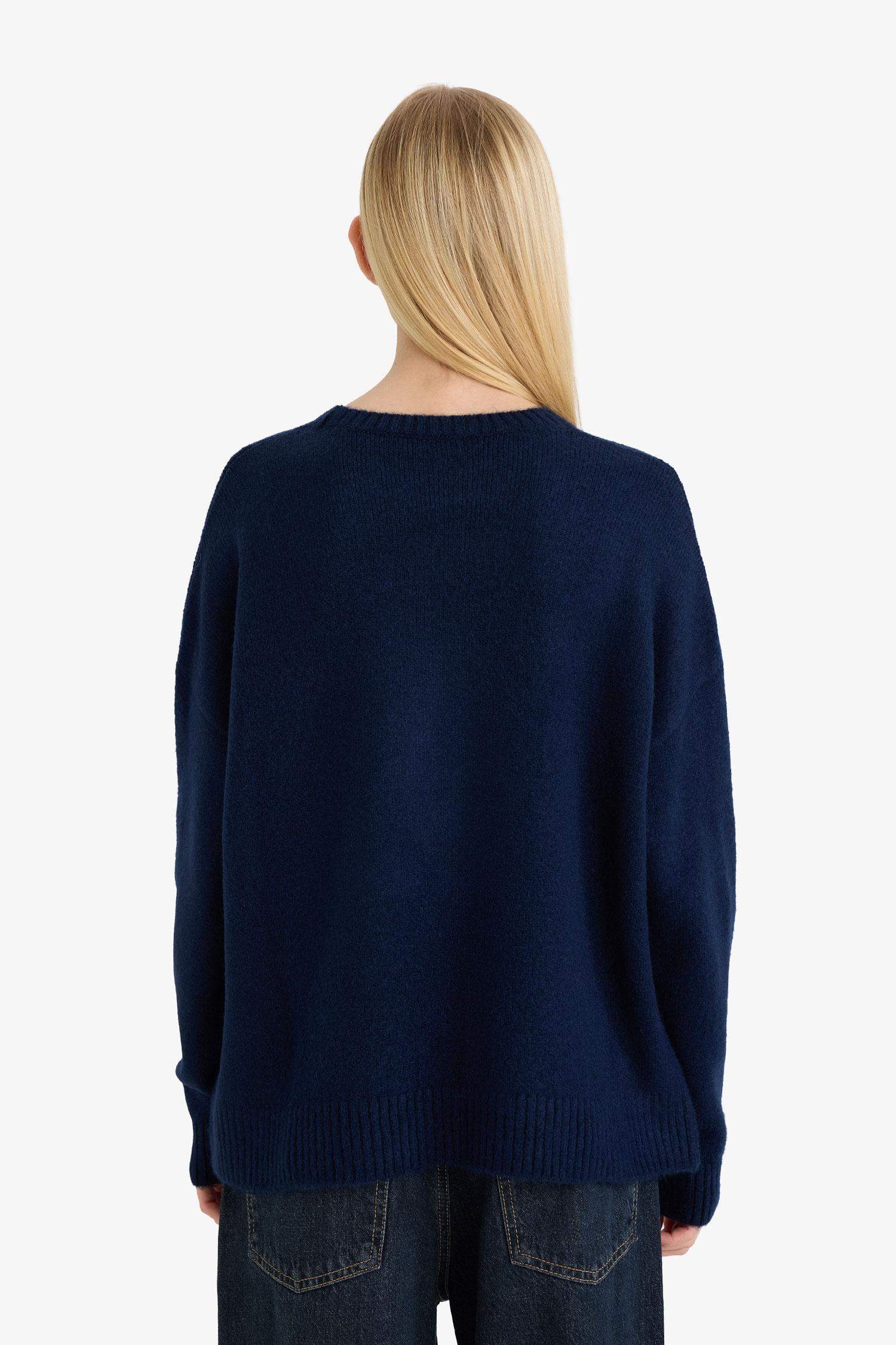 Джемпер свободного кроя с круглым вырезом