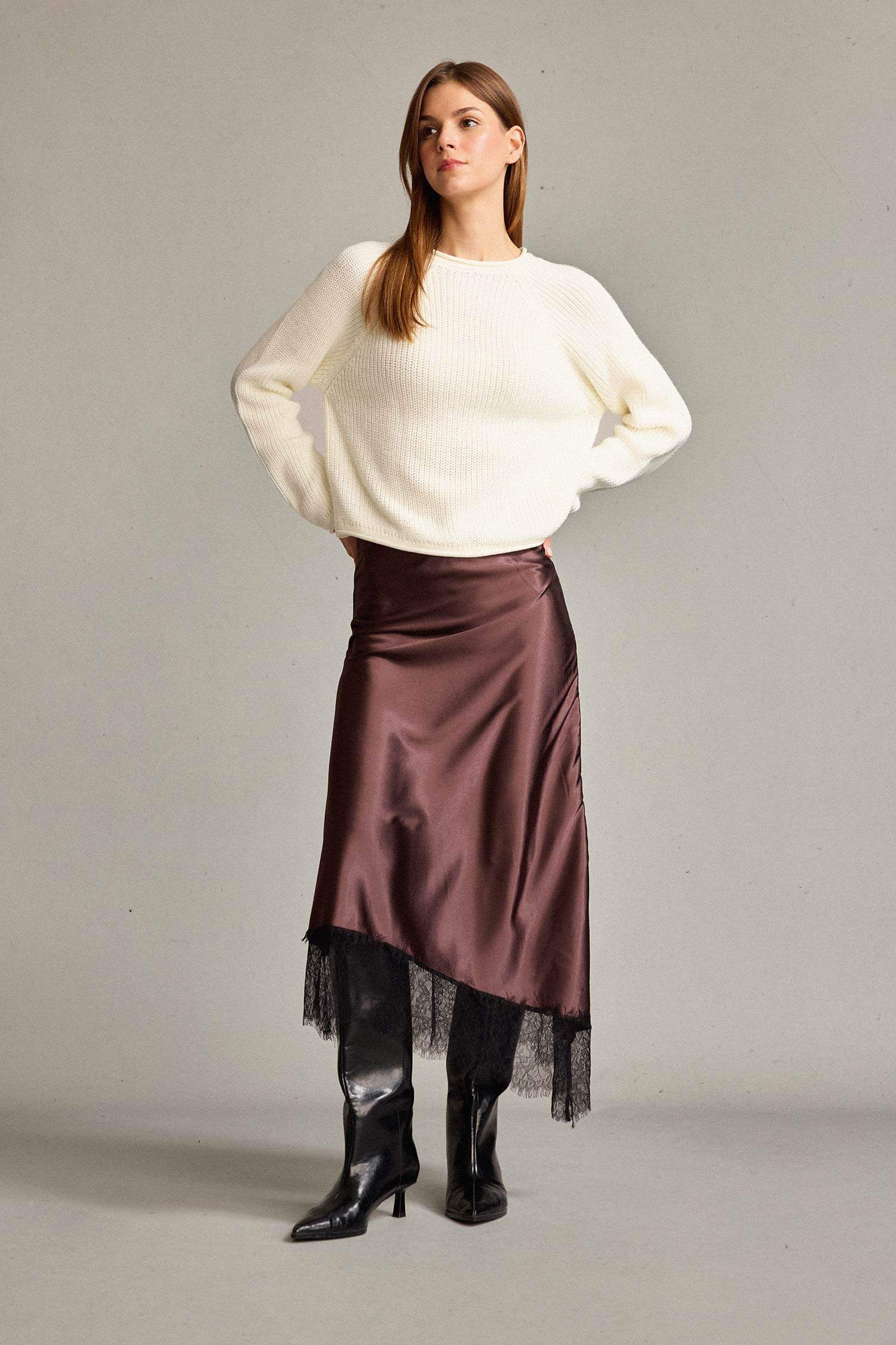 تنورة ستان بخصر عادي