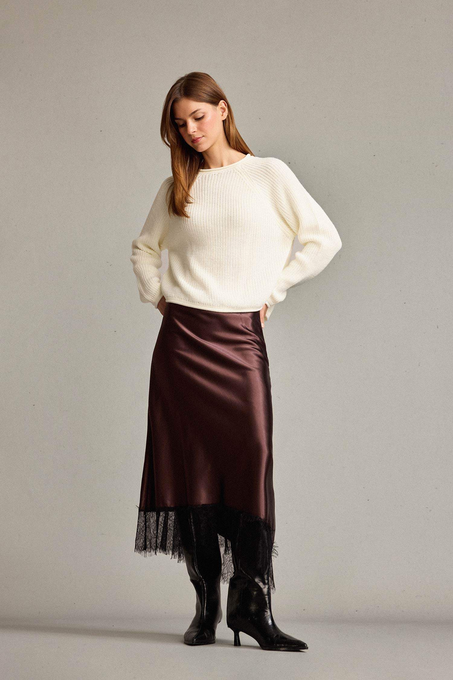 تنورة ستان بخصر عادي