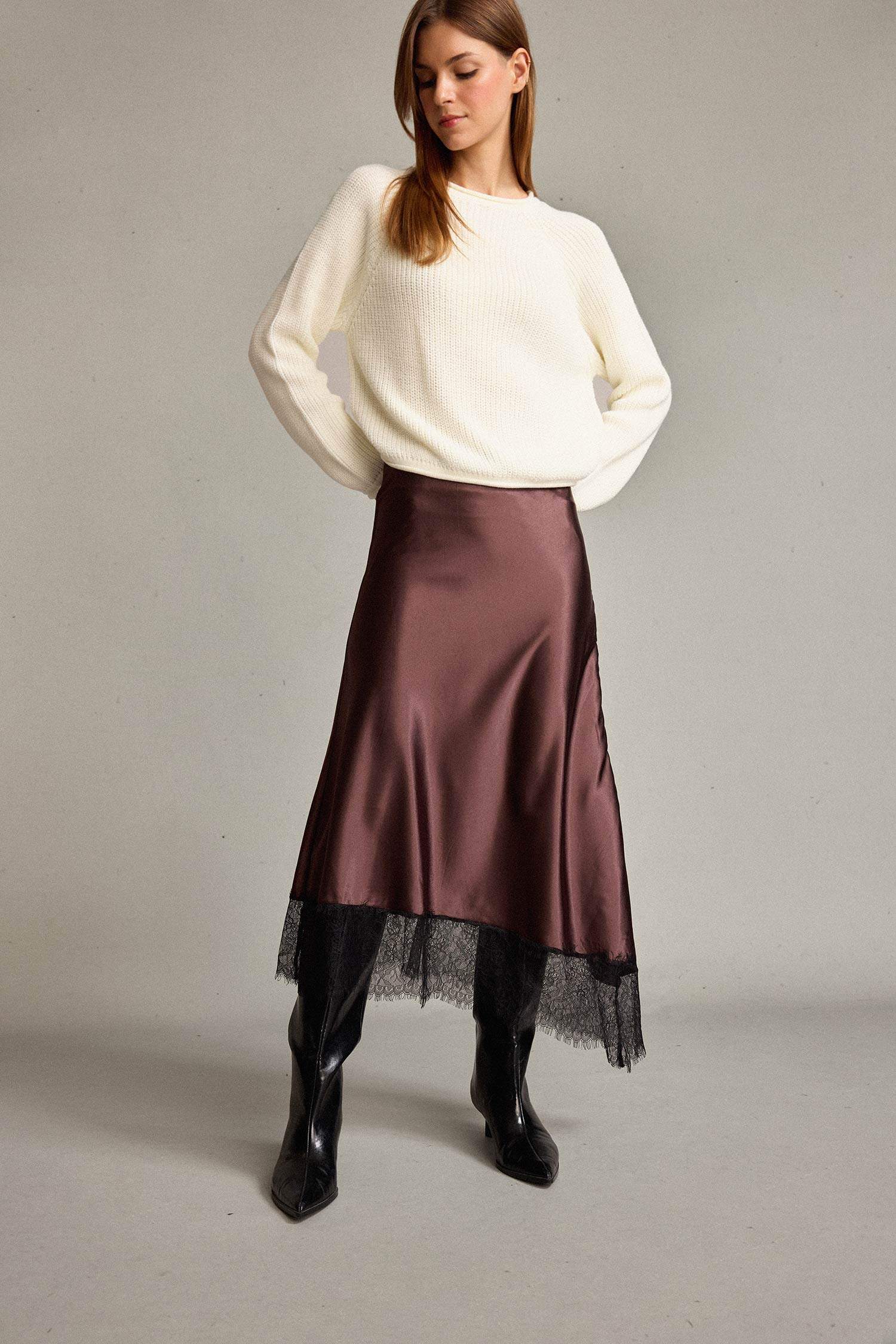 تنورة ستان بخصر عادي