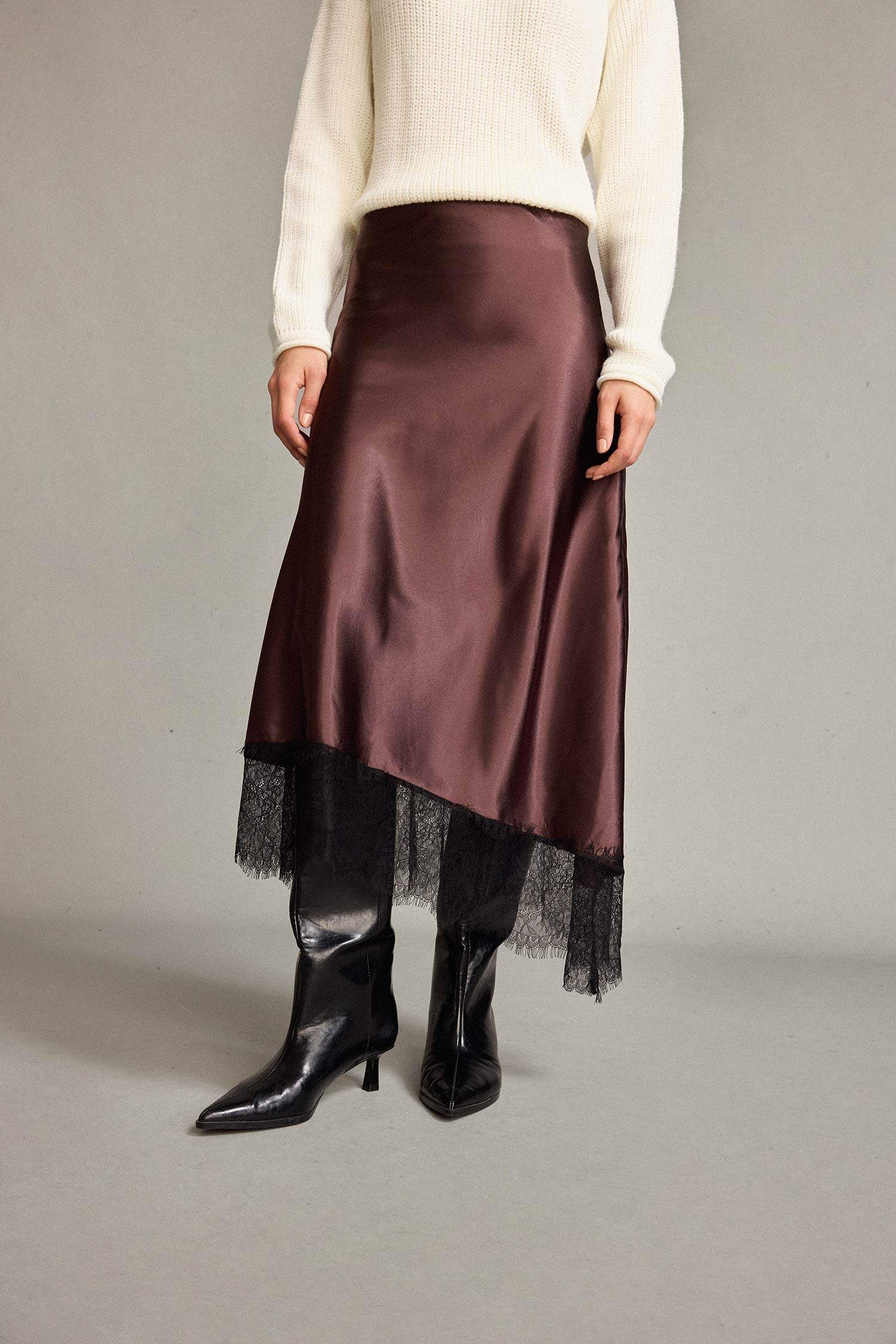 تنورة ستان بخصر عادي