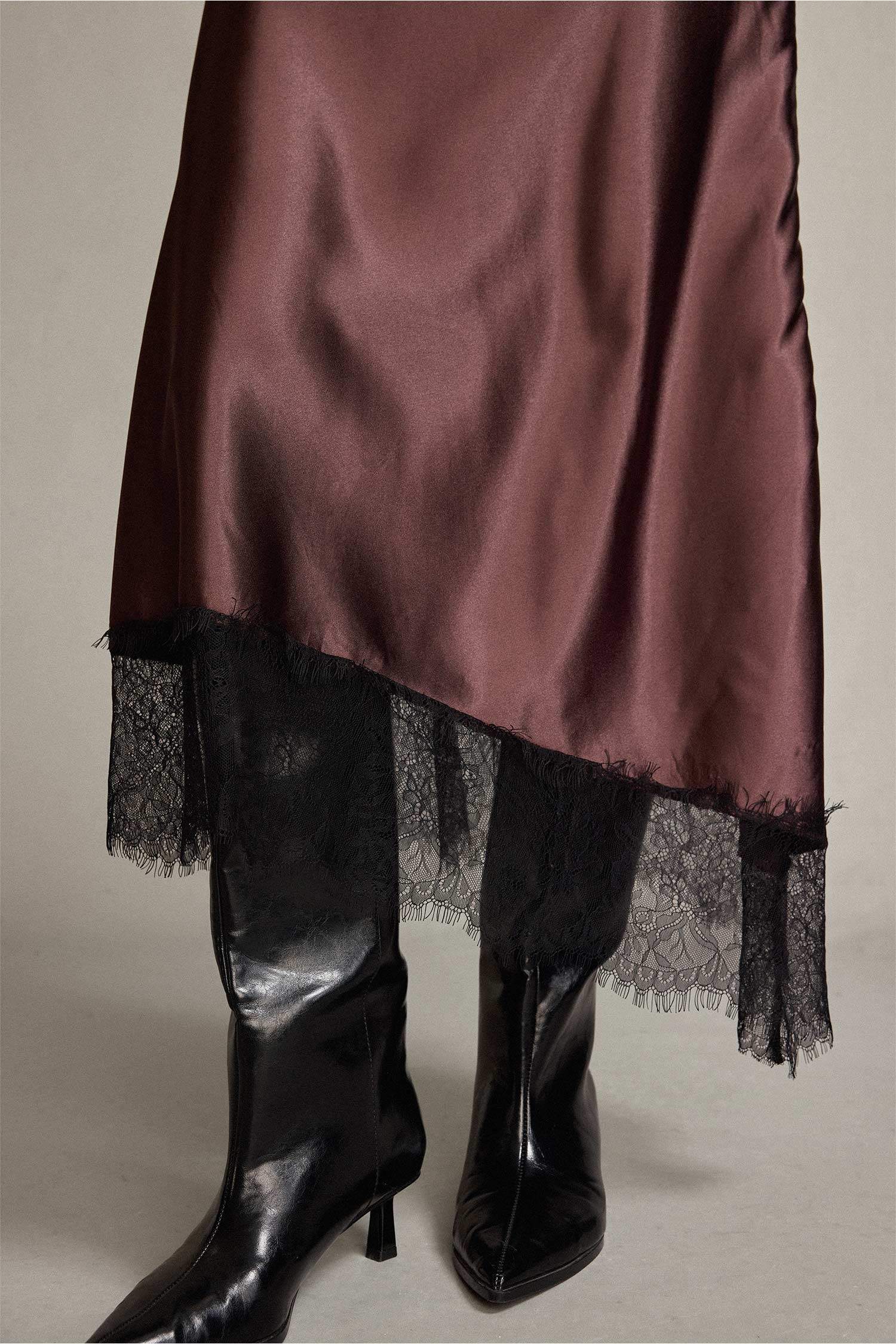 تنورة ستان بخصر عادي