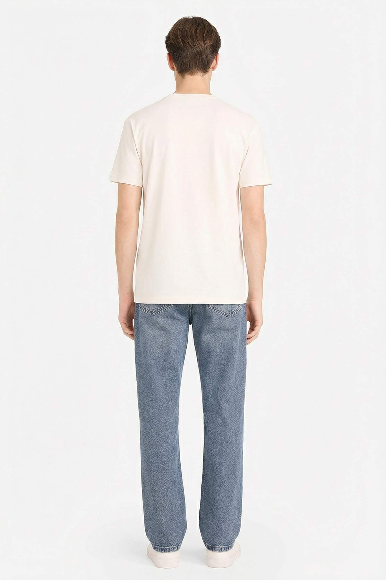 بنطرون قصة مستقيمة ورجل عادي