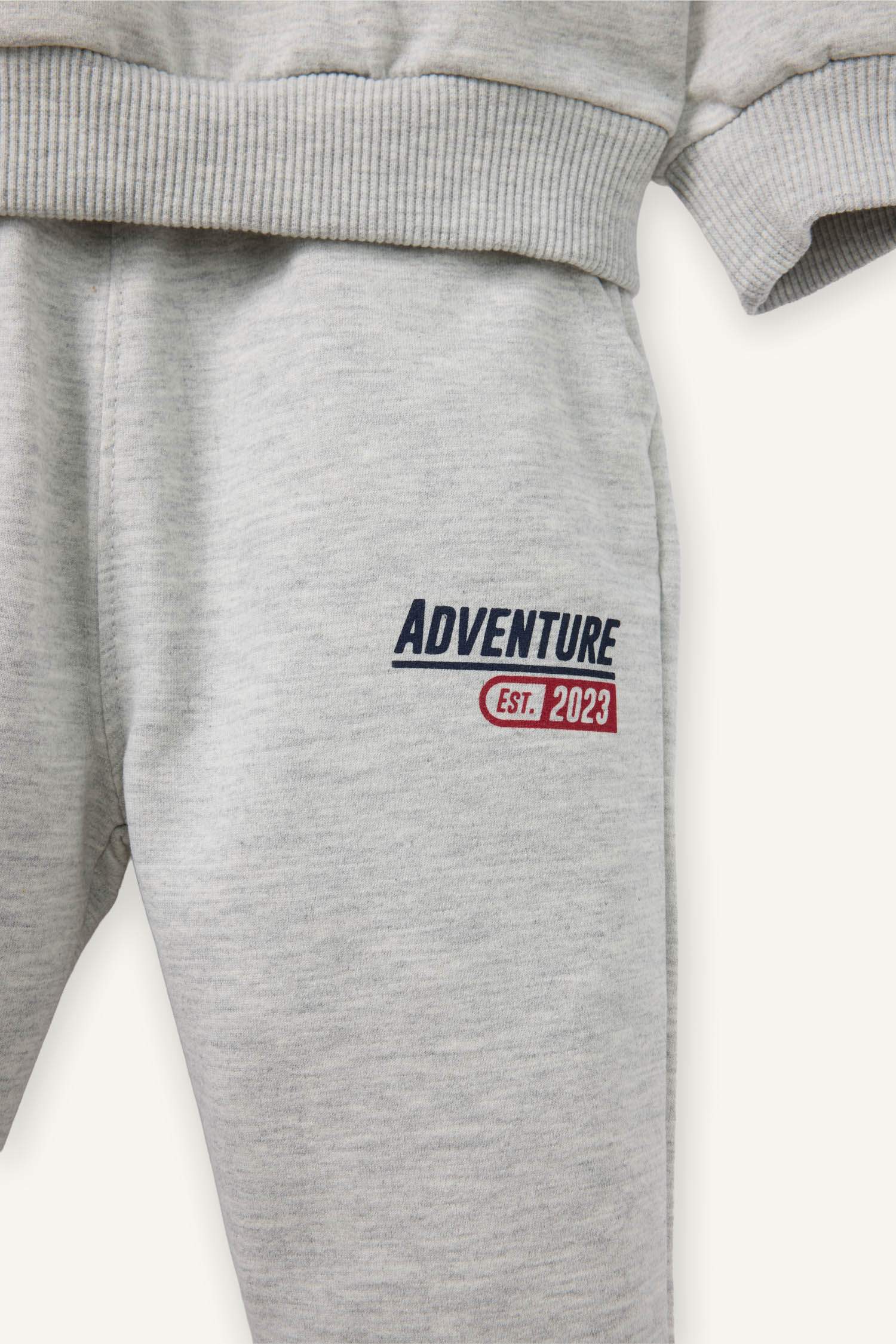 سيت بيبي ولادي بطبعة شعار قماش خفيف - قطعتين