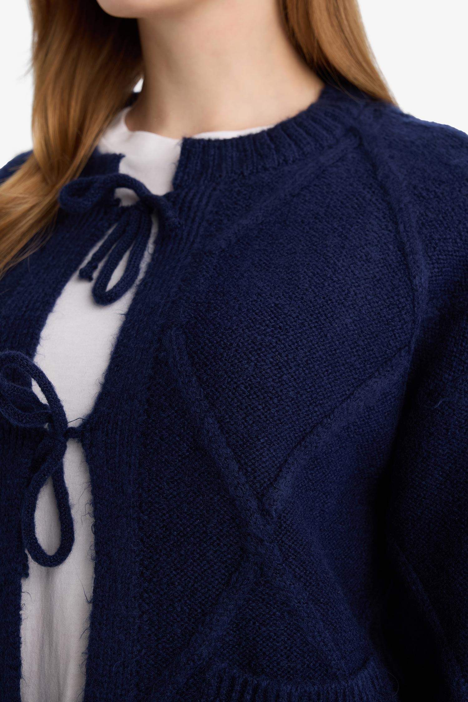 Regular Fit Bisiklet Yaka Önden Bağlamalı Triko Hırka