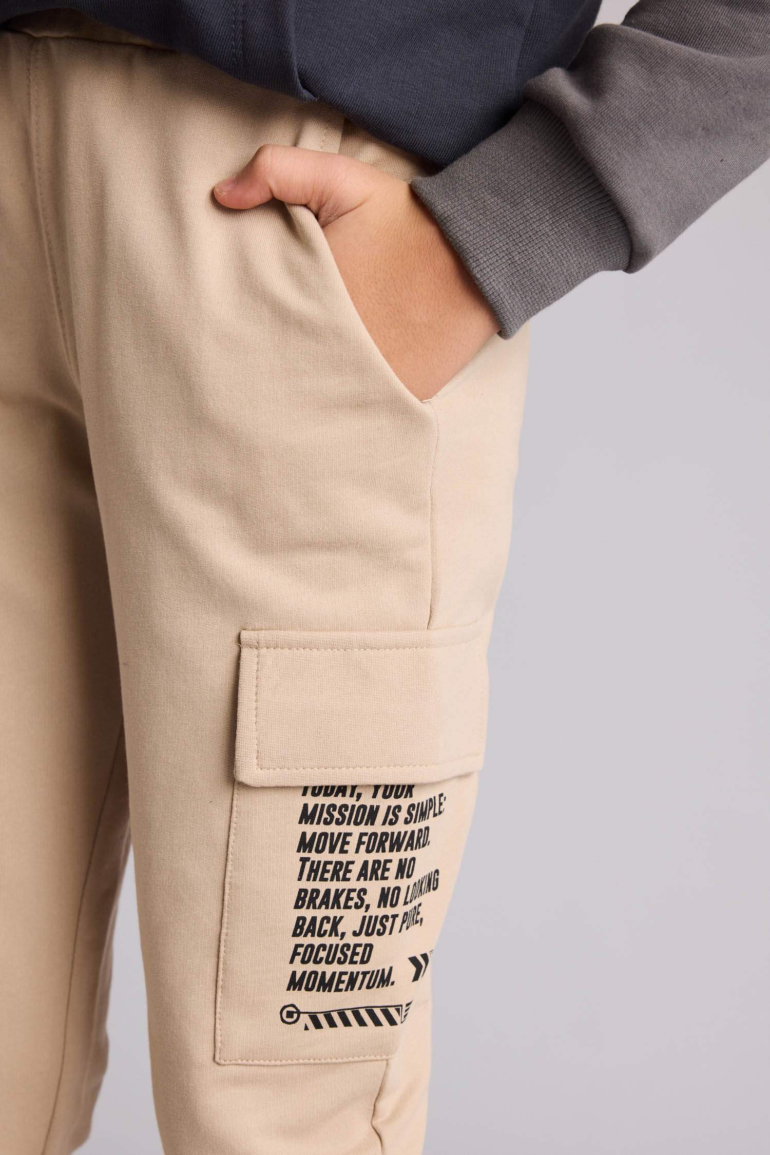 بنطلون سويت بانتس اولادي بطبعة شعار قصة عادية