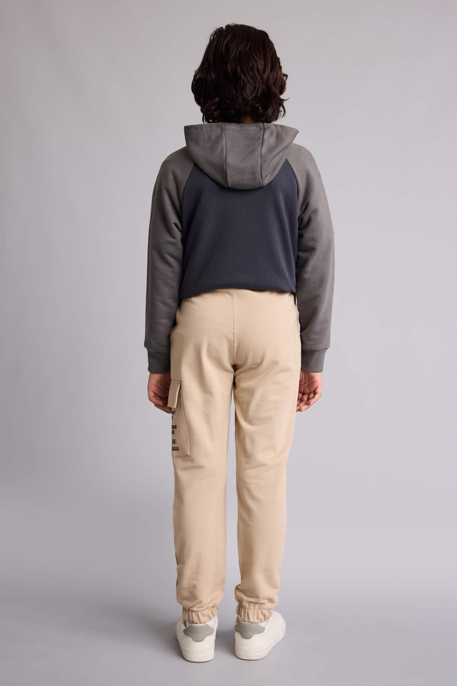 بنطلون سويت بانتس اولادي بطبعة شعار قصة عادية