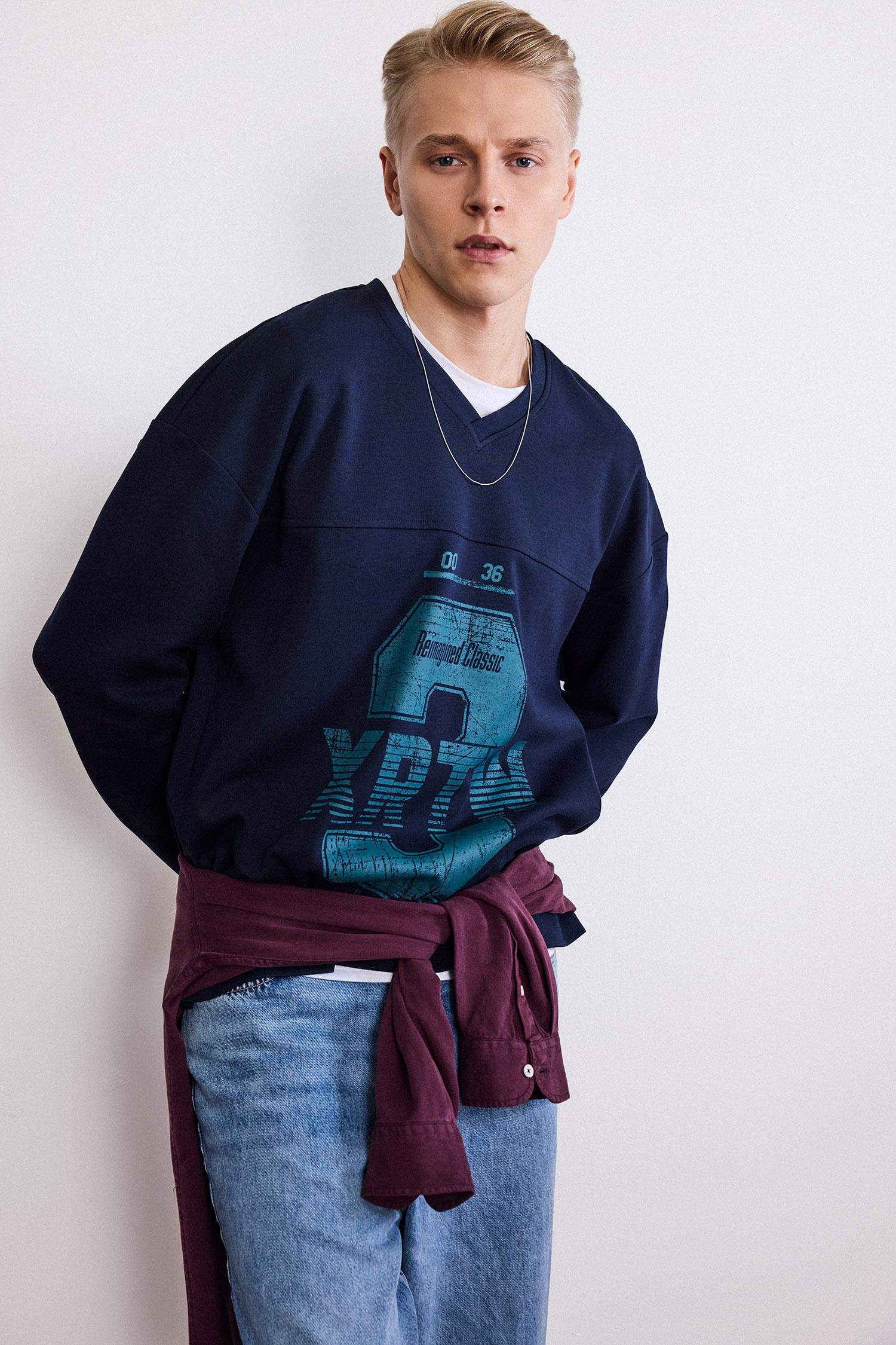 Boxy Fit V Yaka Baskılı Sweatshirt