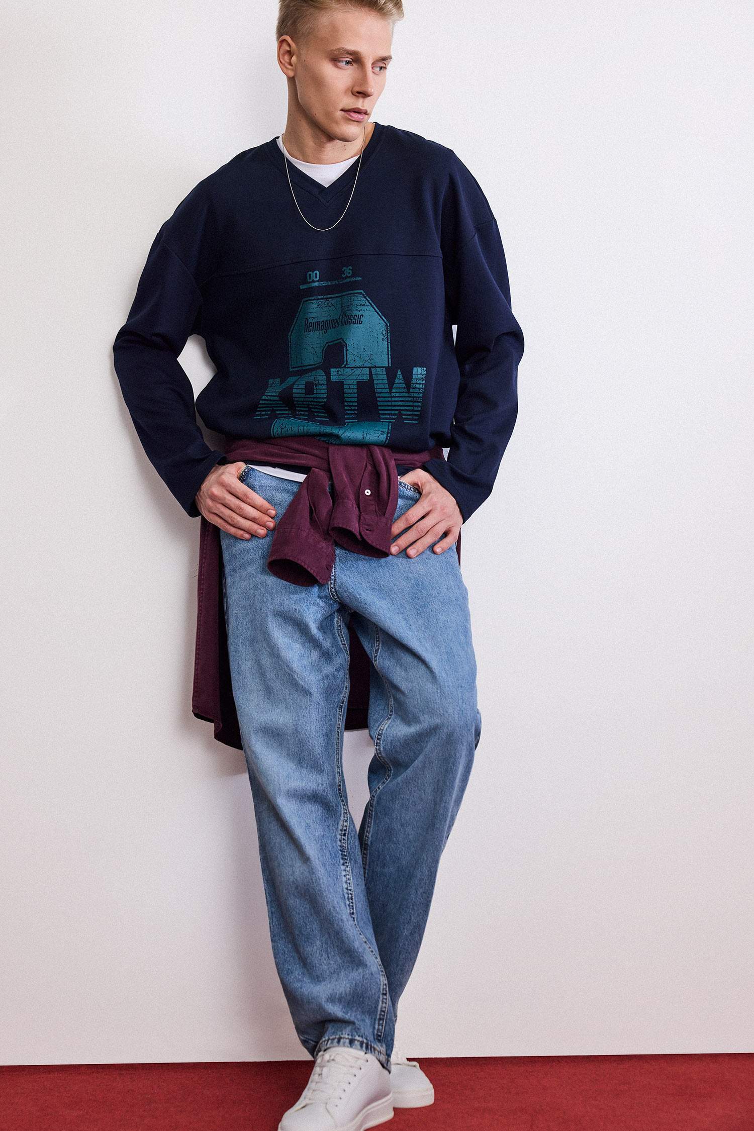 Boxy Fit V Yaka Baskılı Sweatshirt