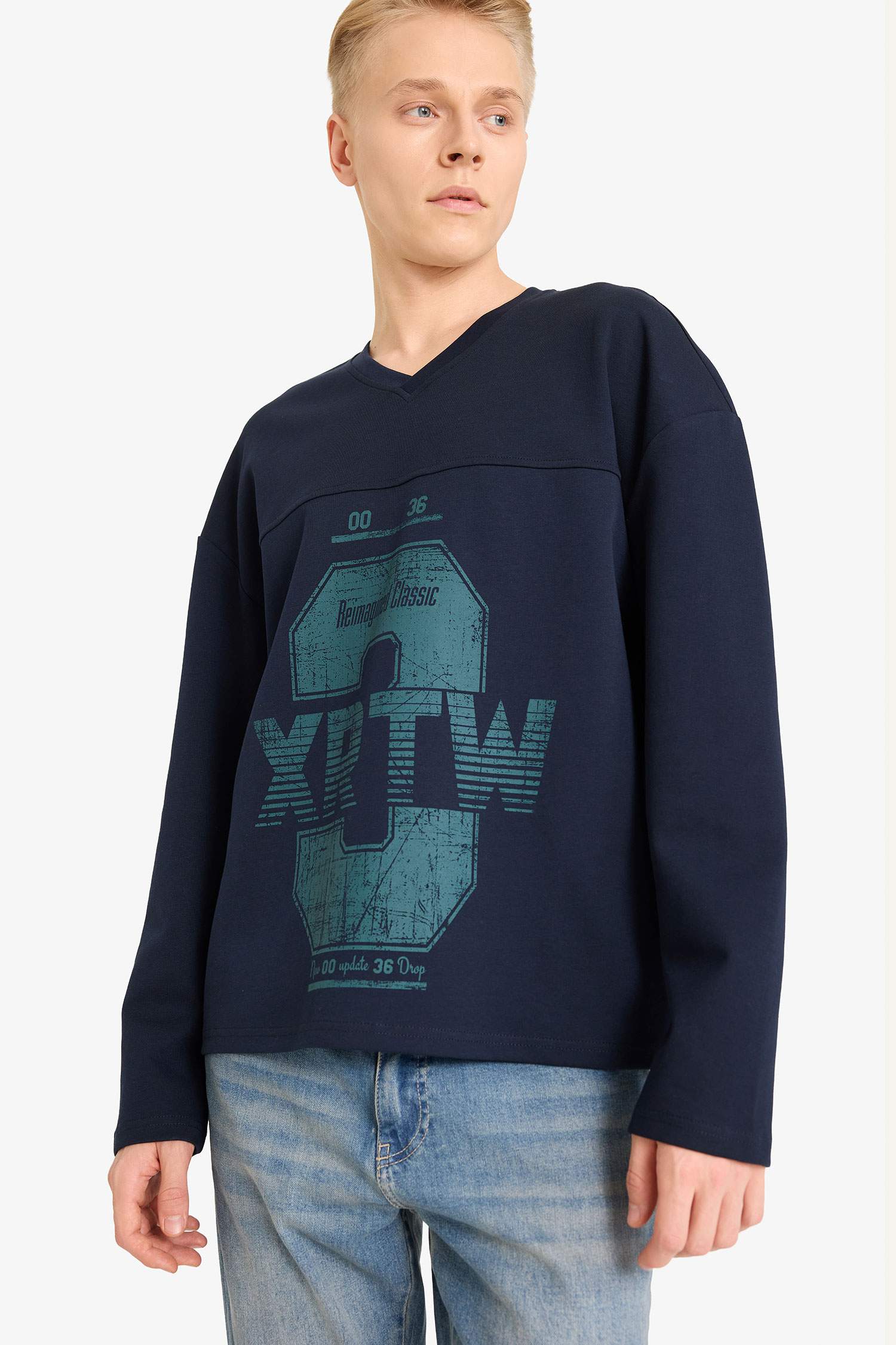 Boxy Fit V Yaka Baskılı Sweatshirt