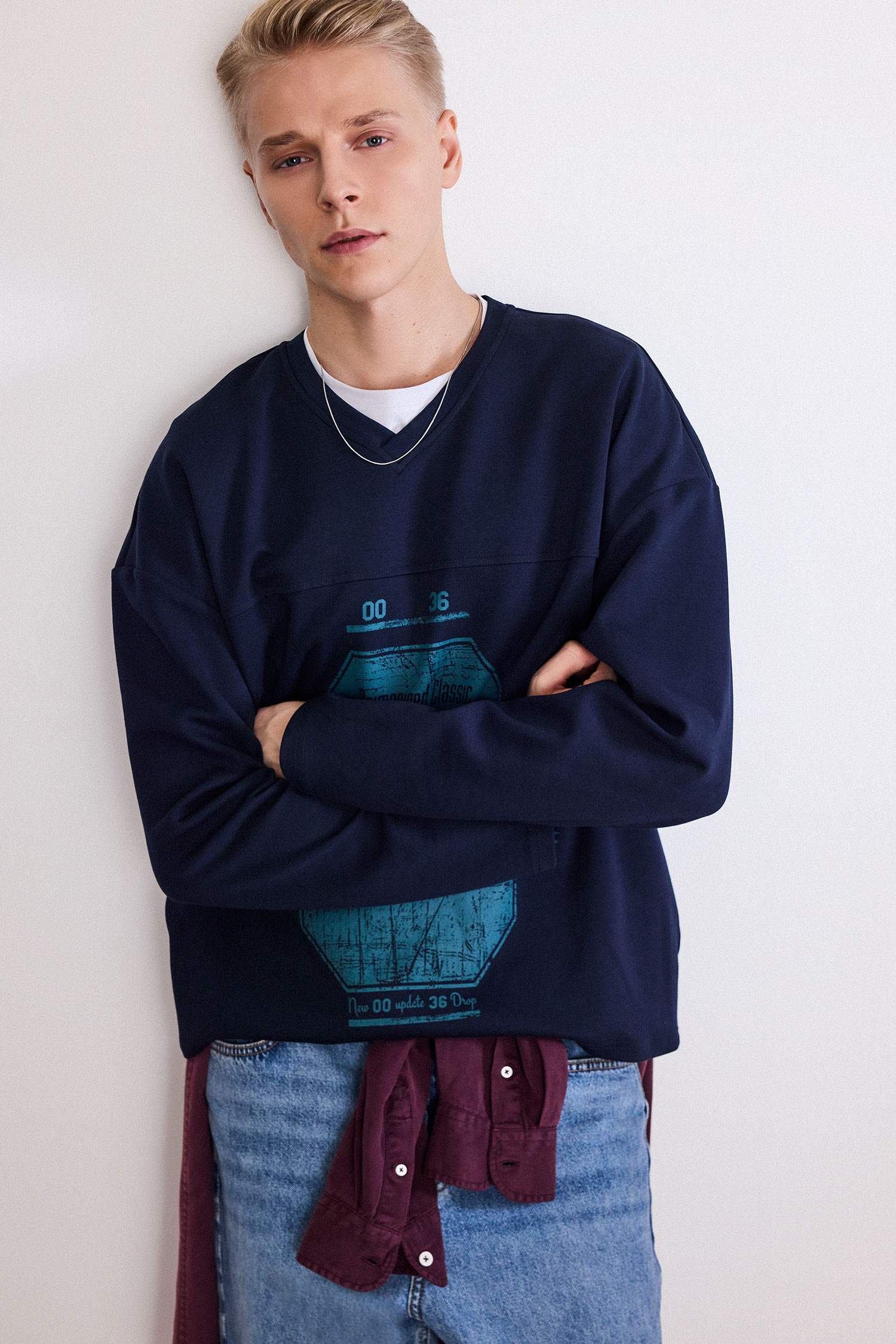 Boxy Fit V Yaka Baskılı Sweatshirt