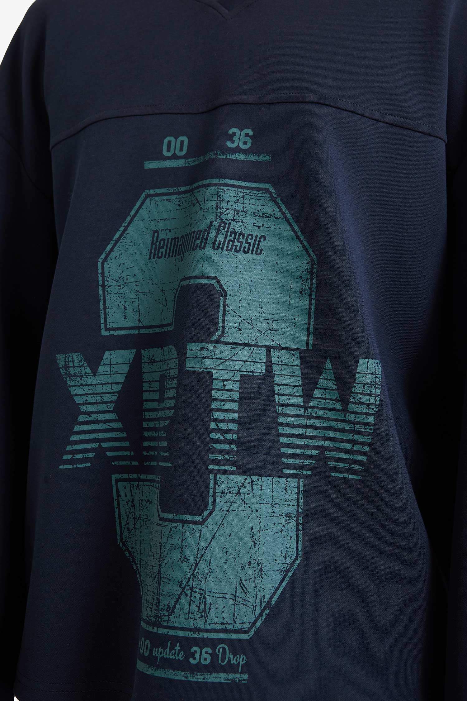 Boxy Fit V Yaka Baskılı Sweatshirt