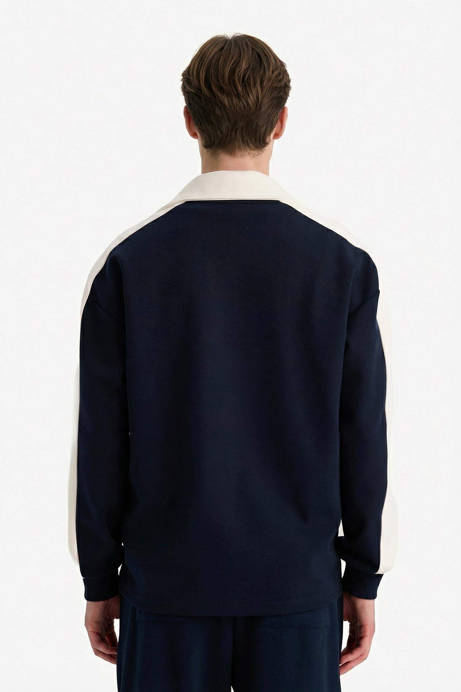 سويت شيرت اوفر سايز بطبعة شعار بياقة بولو نص سحاب