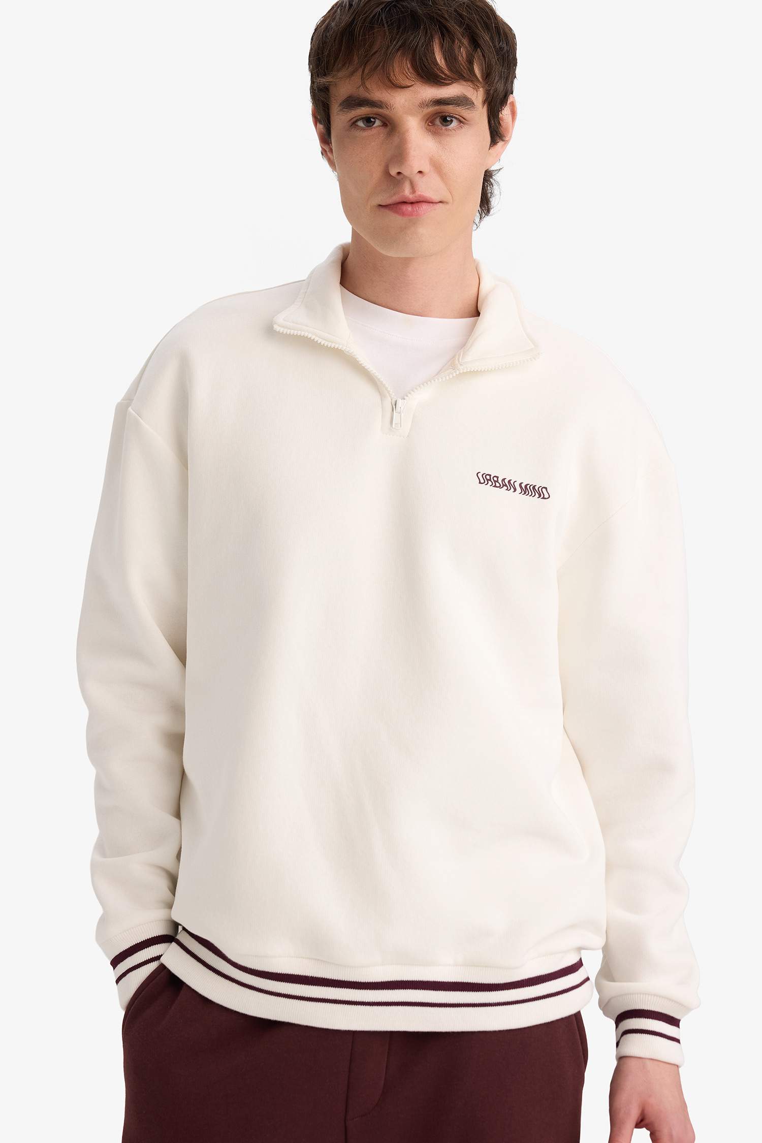 سويت شيرت بطبعة شعار اوفر سايز بياخة عالية بنصف سحاب