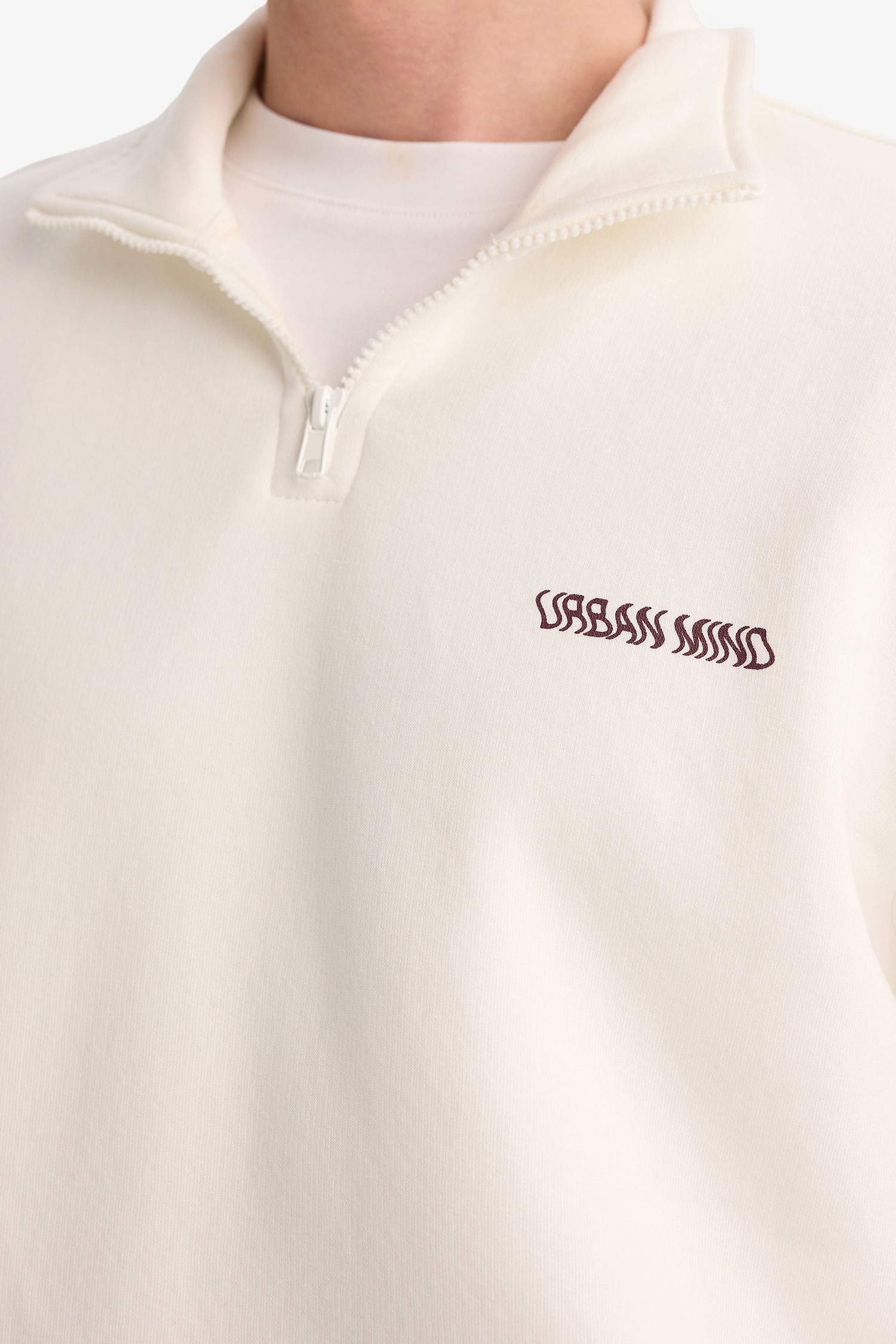 سويت شيرت بطبعة شعار اوفر سايز بياخة عالية بنصف سحاب