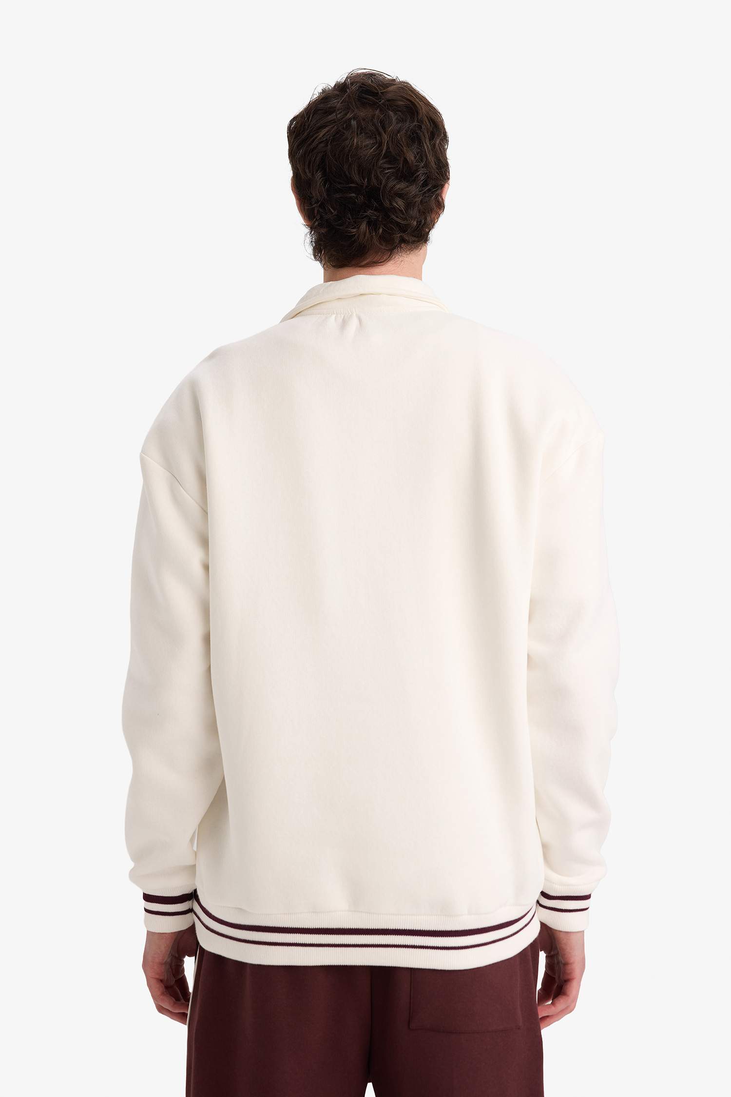 سويت شيرت بطبعة شعار اوفر سايز بياخة عالية بنصف سحاب