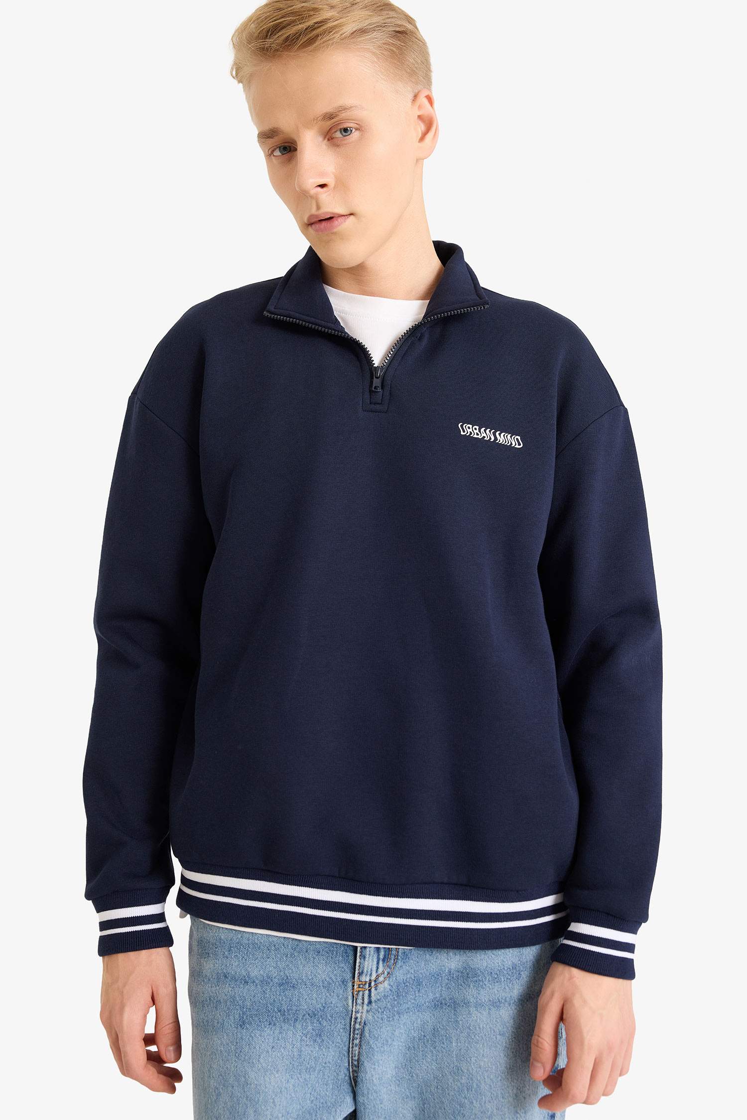 Boxy Fit Dik Yaka Yarım Fermuarlı Baskılı Sweatshirt