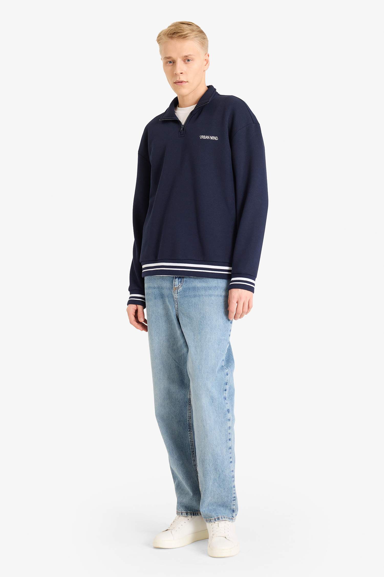 Boxy Fit Dik Yaka Yarım Fermuarlı Baskılı Sweatshirt