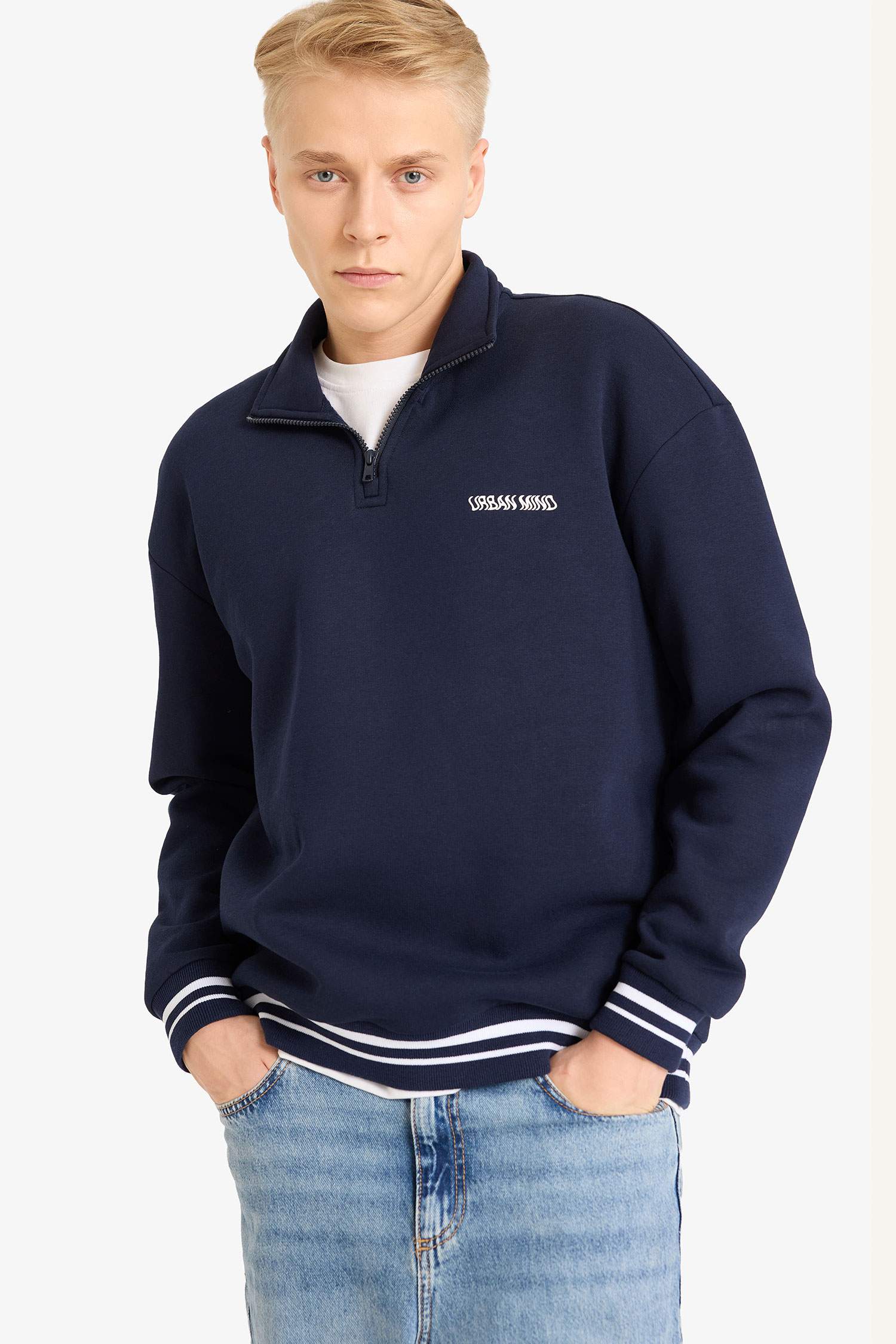 Boxy Fit Dik Yaka Yarım Fermuarlı Baskılı Sweatshirt