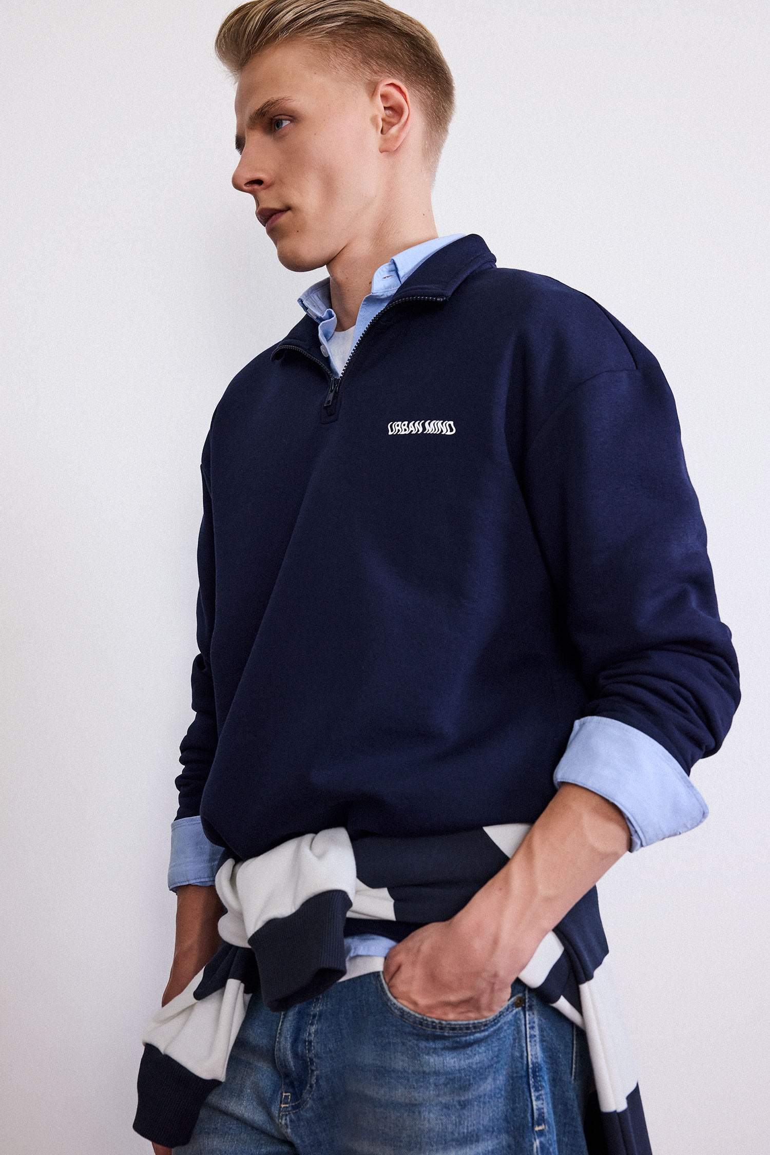 Boxy Fit Dik Yaka Yarım Fermuarlı Baskılı Sweatshirt