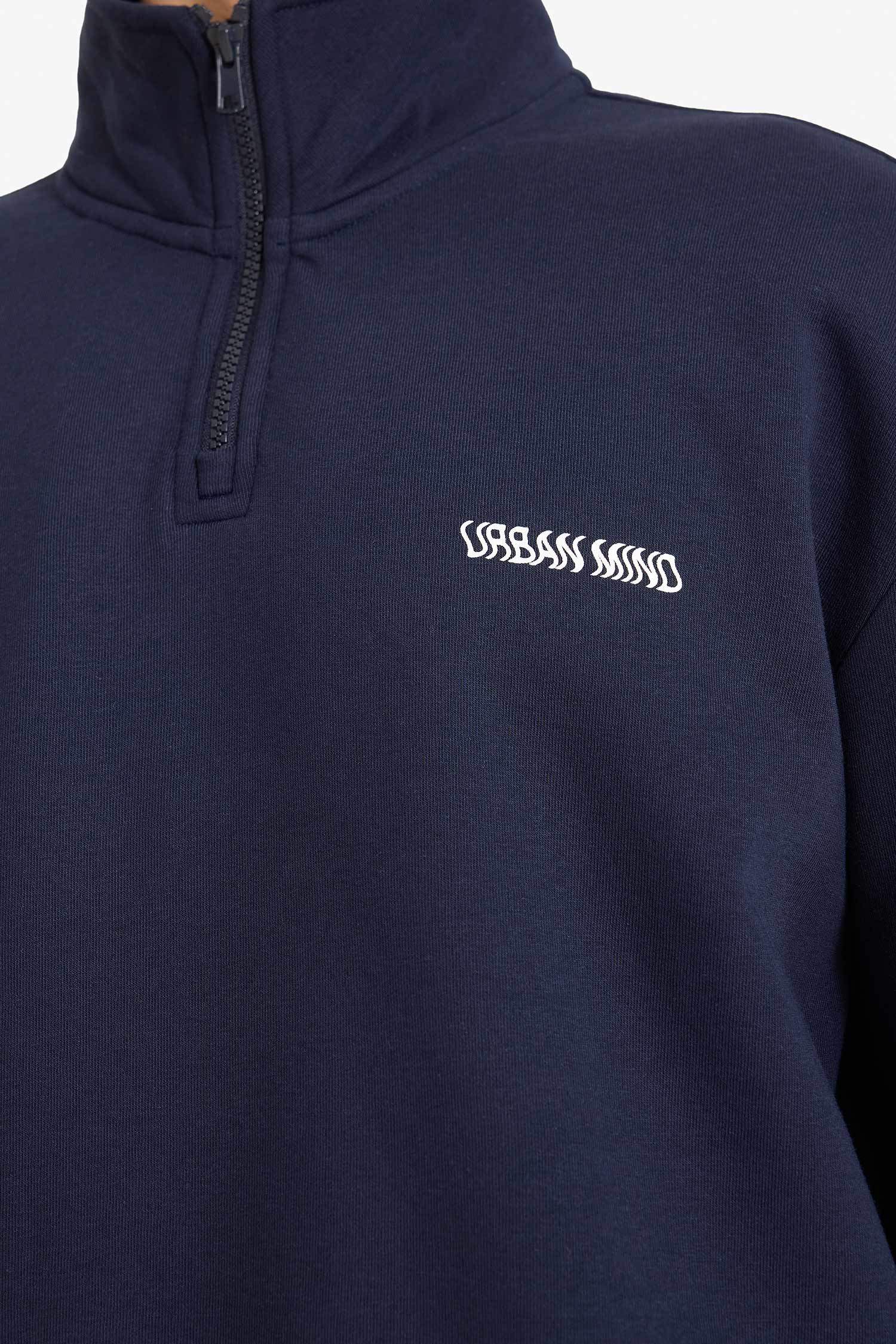 Boxy Fit Dik Yaka Yarım Fermuarlı Baskılı Sweatshirt