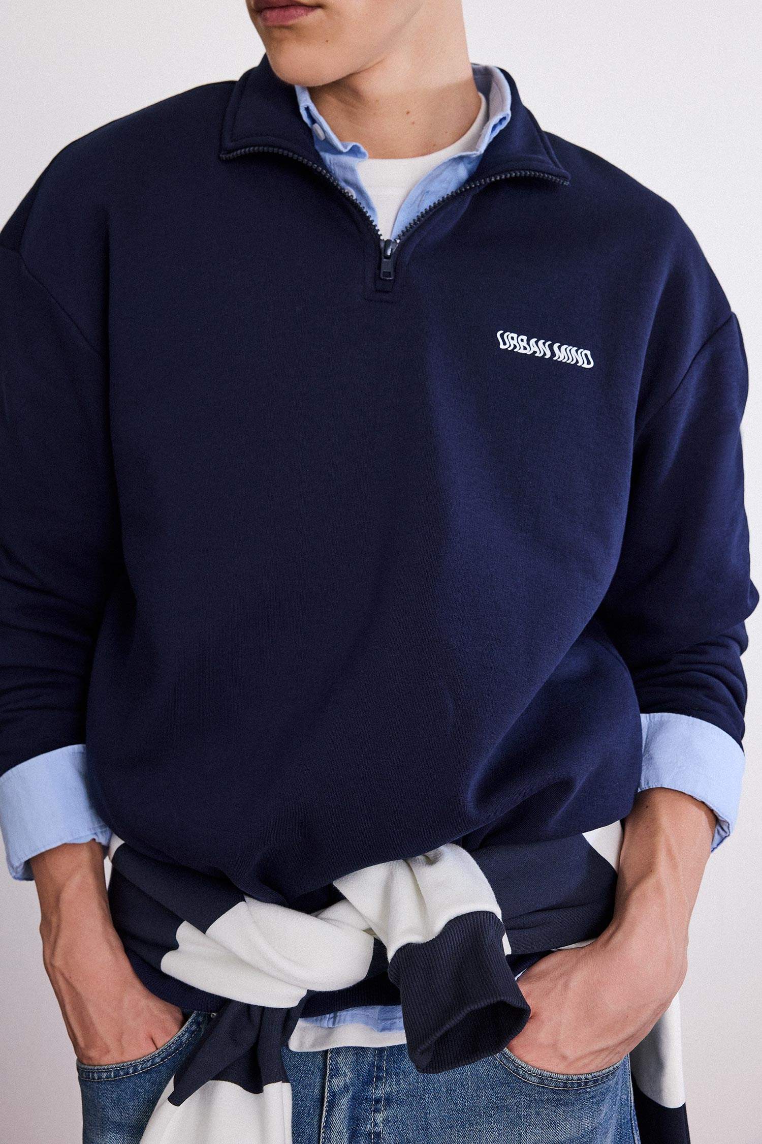 Boxy Fit Dik Yaka Yarım Fermuarlı Baskılı Sweatshirt