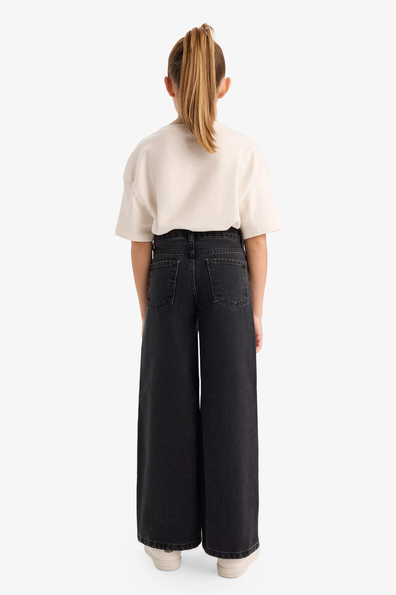 Прямые джинсы для девочек с новогодней тематикой и декором из камней