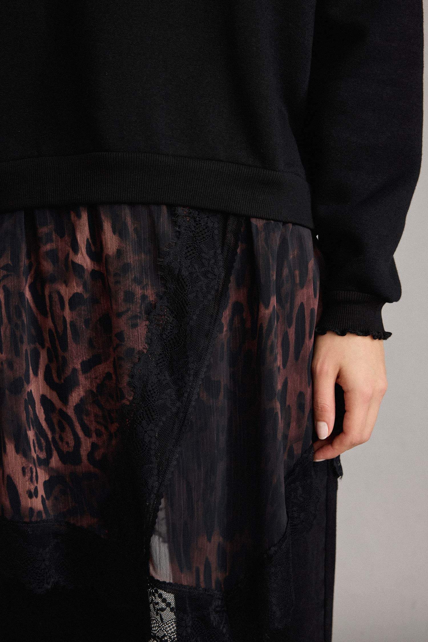 Bisiklet Yaka Etek Ucu Leopar Desenli Sweatshirt