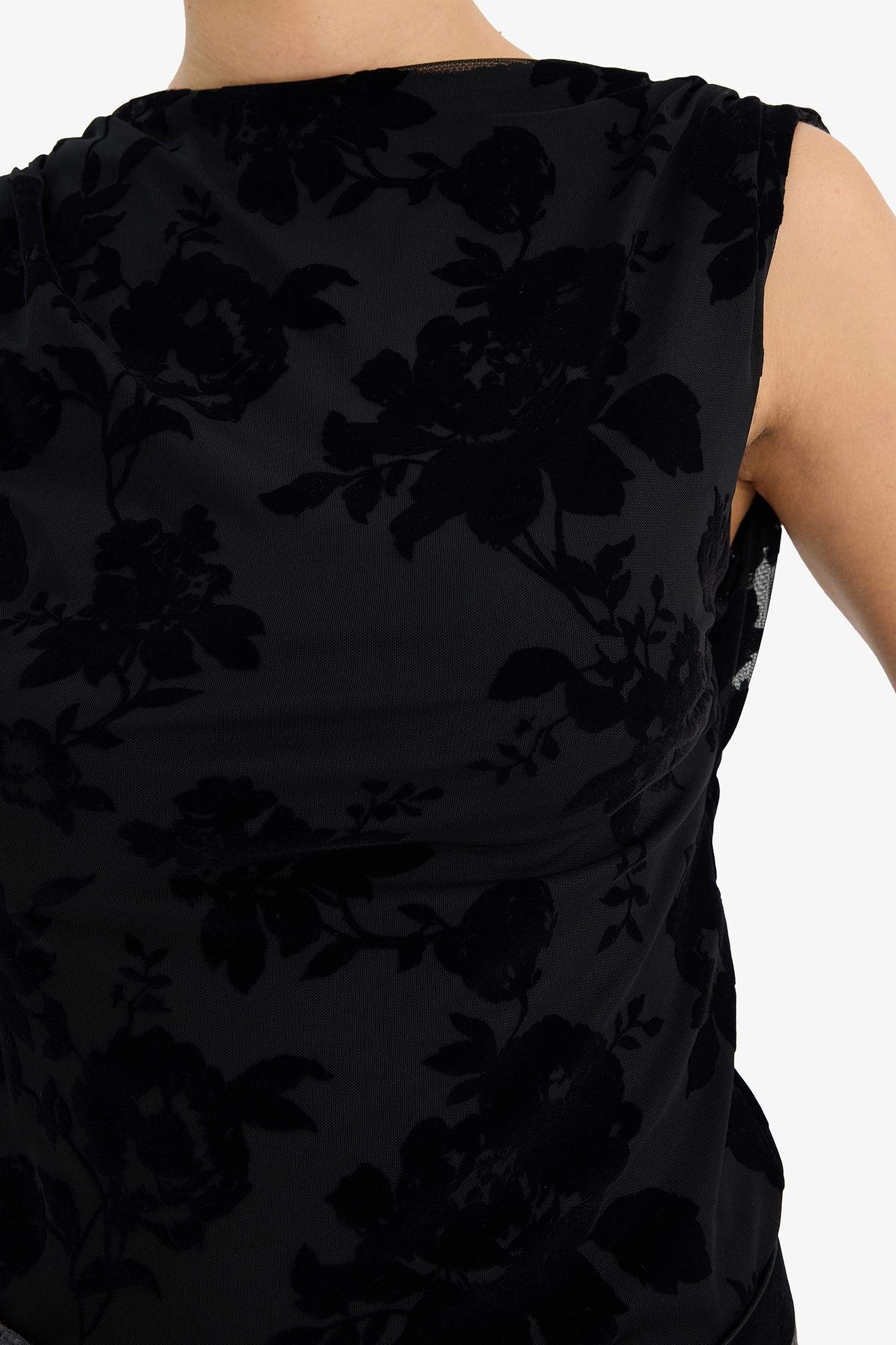 بلوزة توب فلورال كت سليم فيت بياخة مستديرة