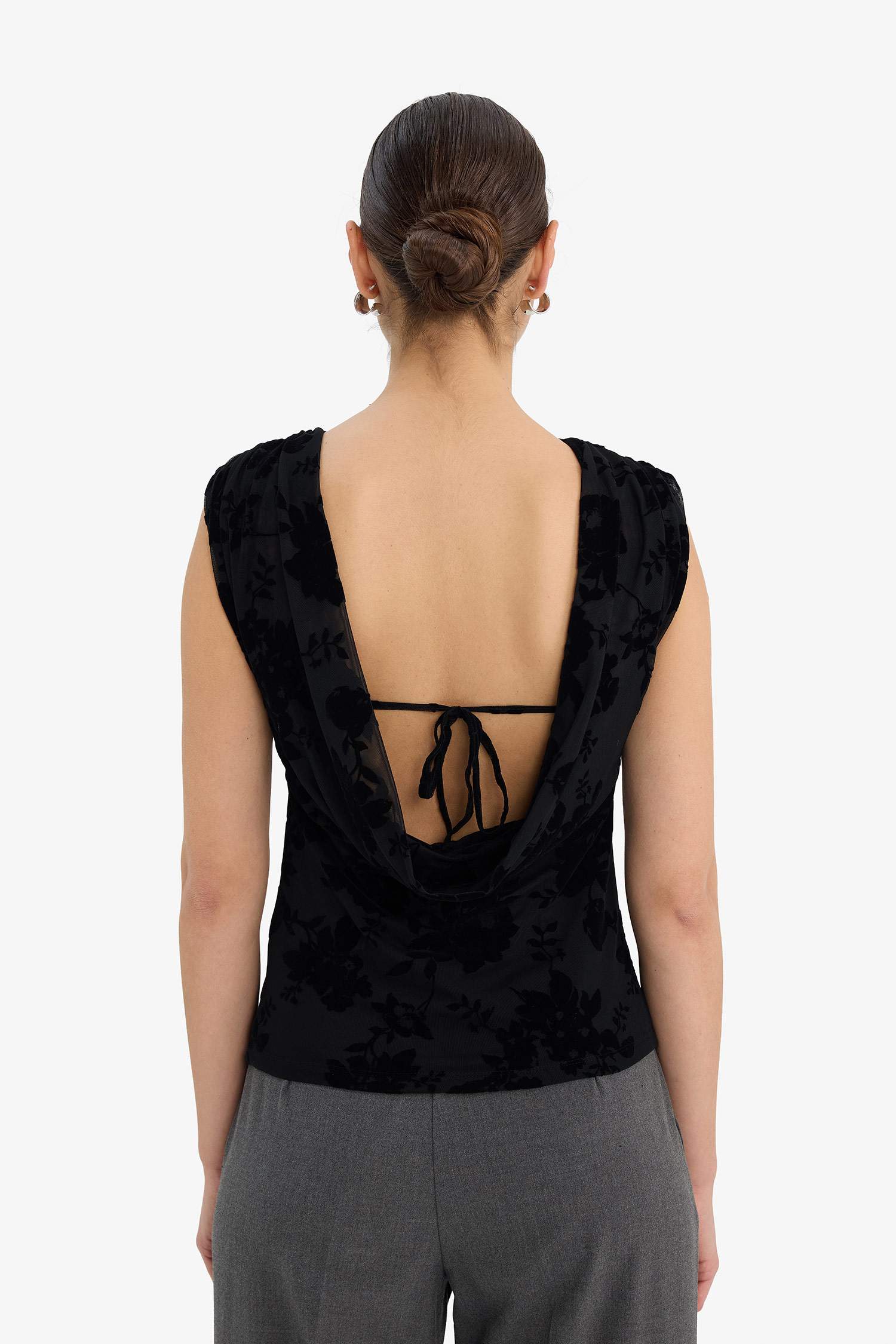 بلوزة توب فلورال كت سليم فيت بياخة مستديرة