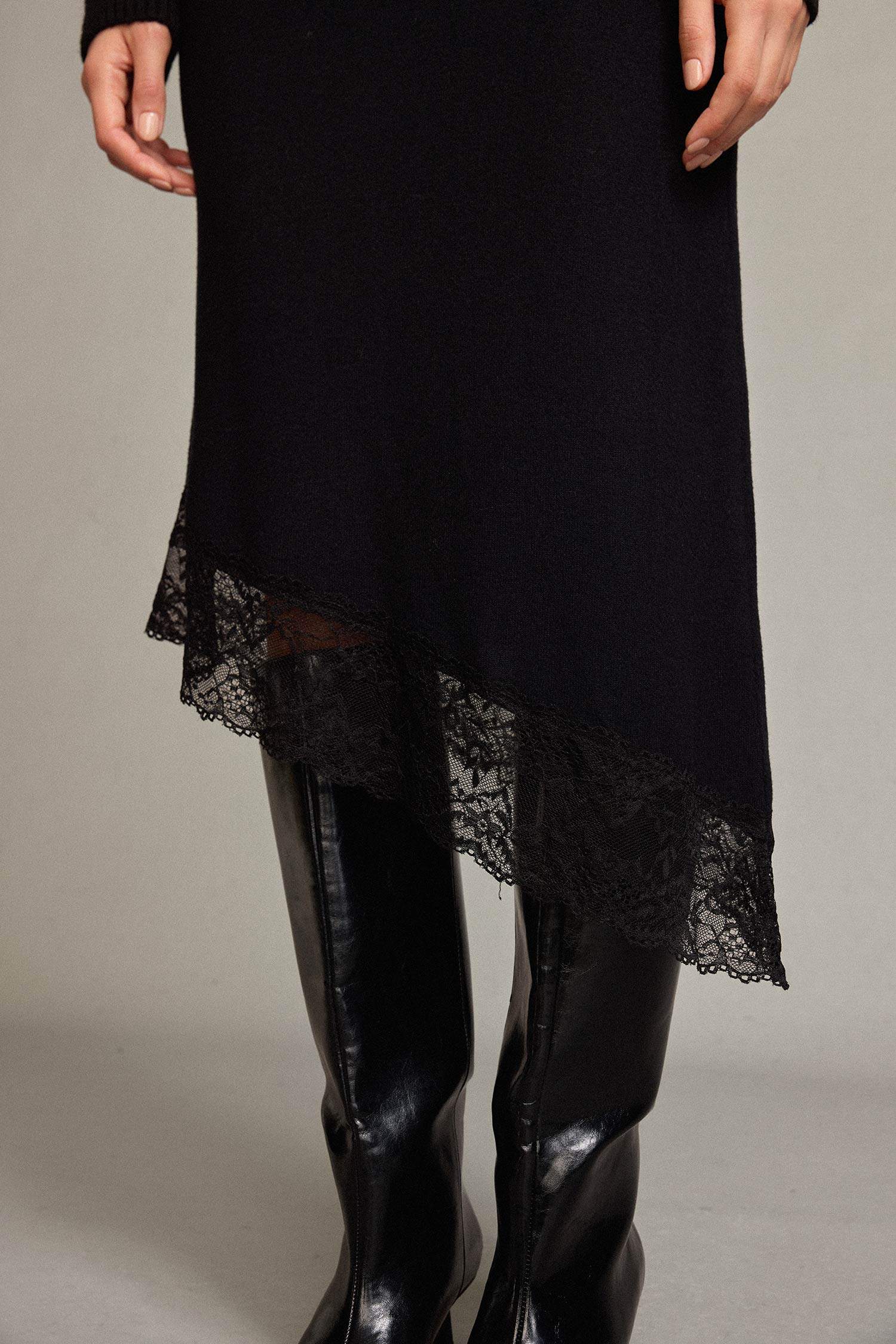 تنورة ميدي سليم فيت بخصر عادي