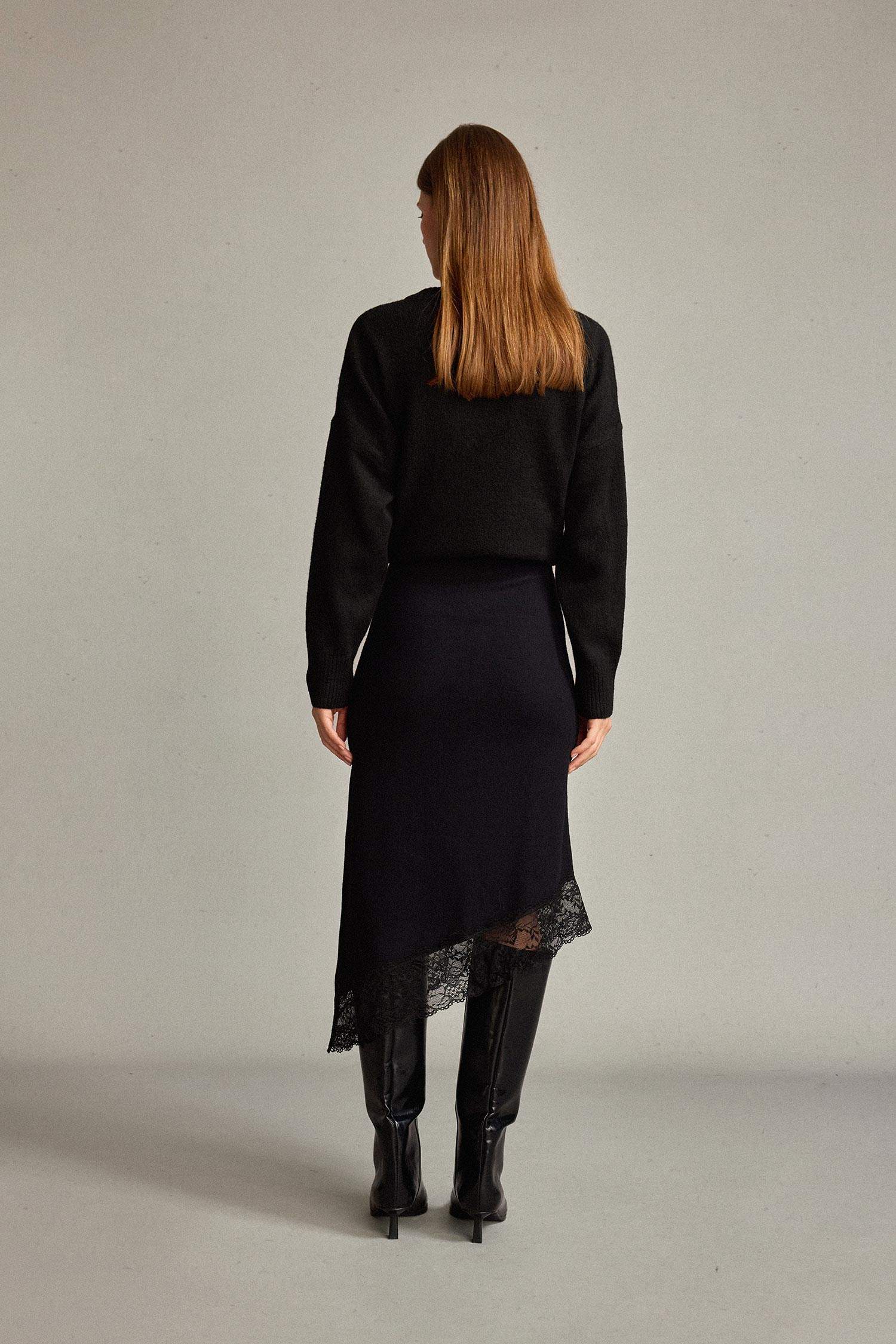 تنورة ميدي سليم فيت بخصر عادي