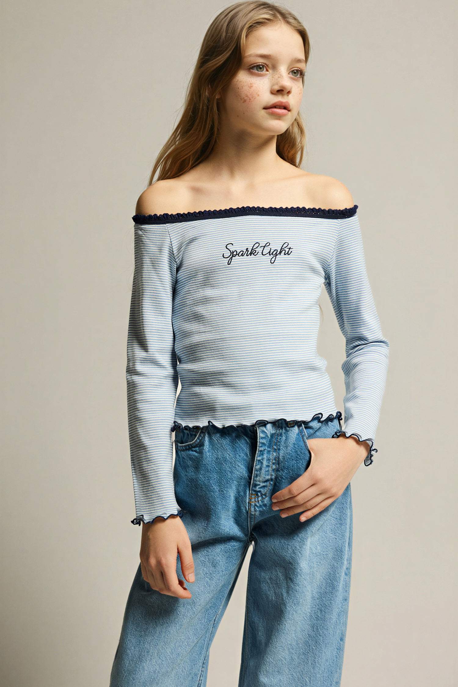 Қыздарға арналған кармен жағалы жазуы бар ұзын жеңді футболка